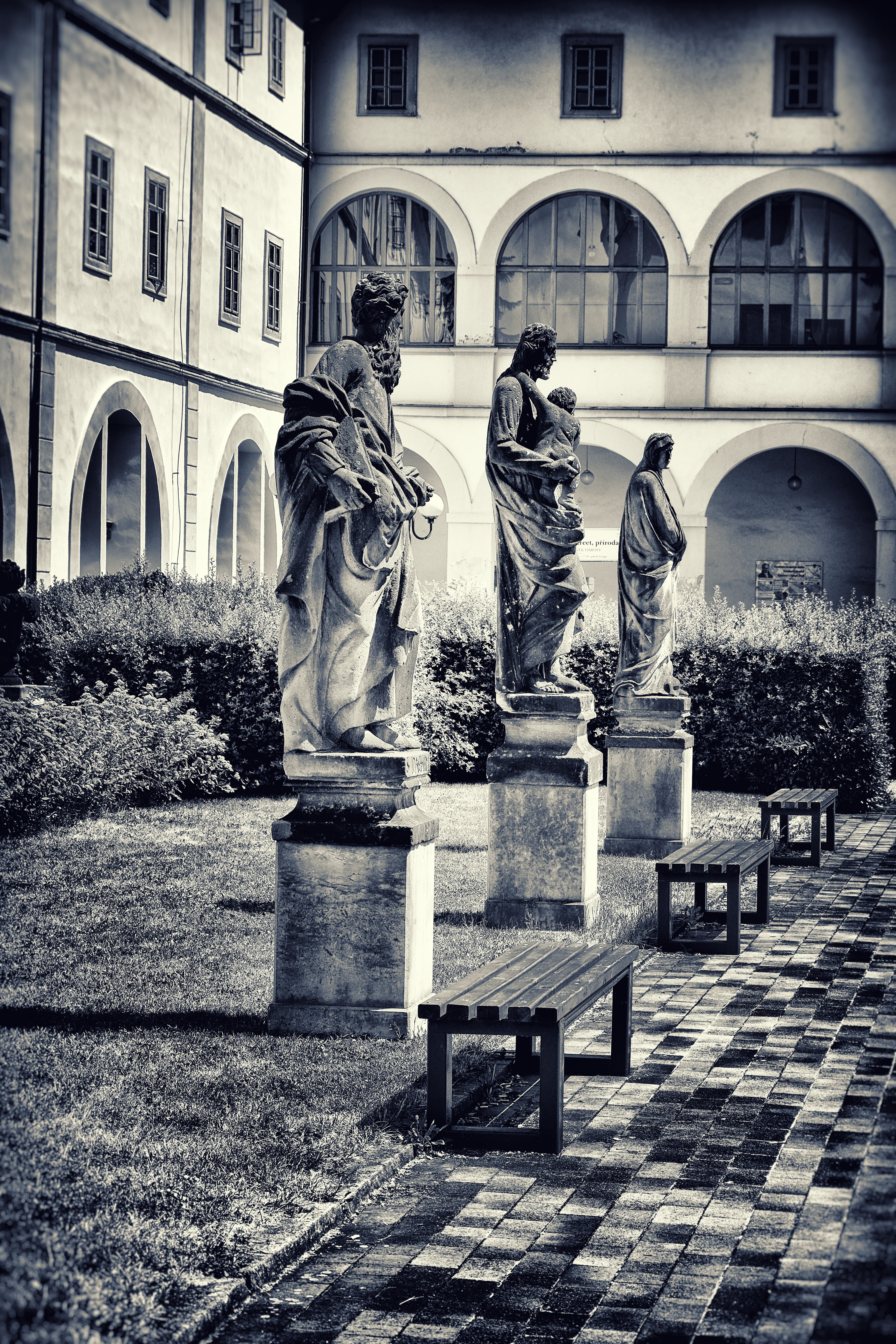 courtyard, statue, antique, the past, representation, old-fashioned, women, old, outdoors, history, famous Place, stone, rest, built structure, nature, Phone HD Wallpaper