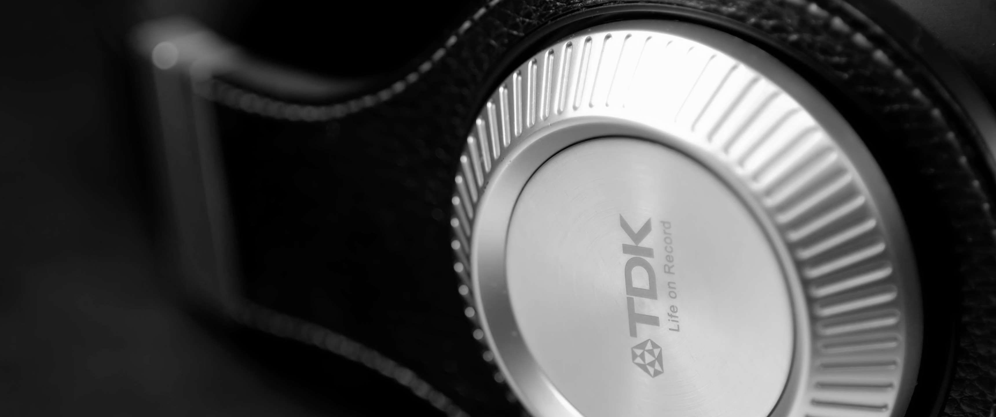 2K, selective focus, no people, still life, music, finance, studio shot, deadline, communication, technology, audio, close up, focus on foreground, sign, HD Wallpaper