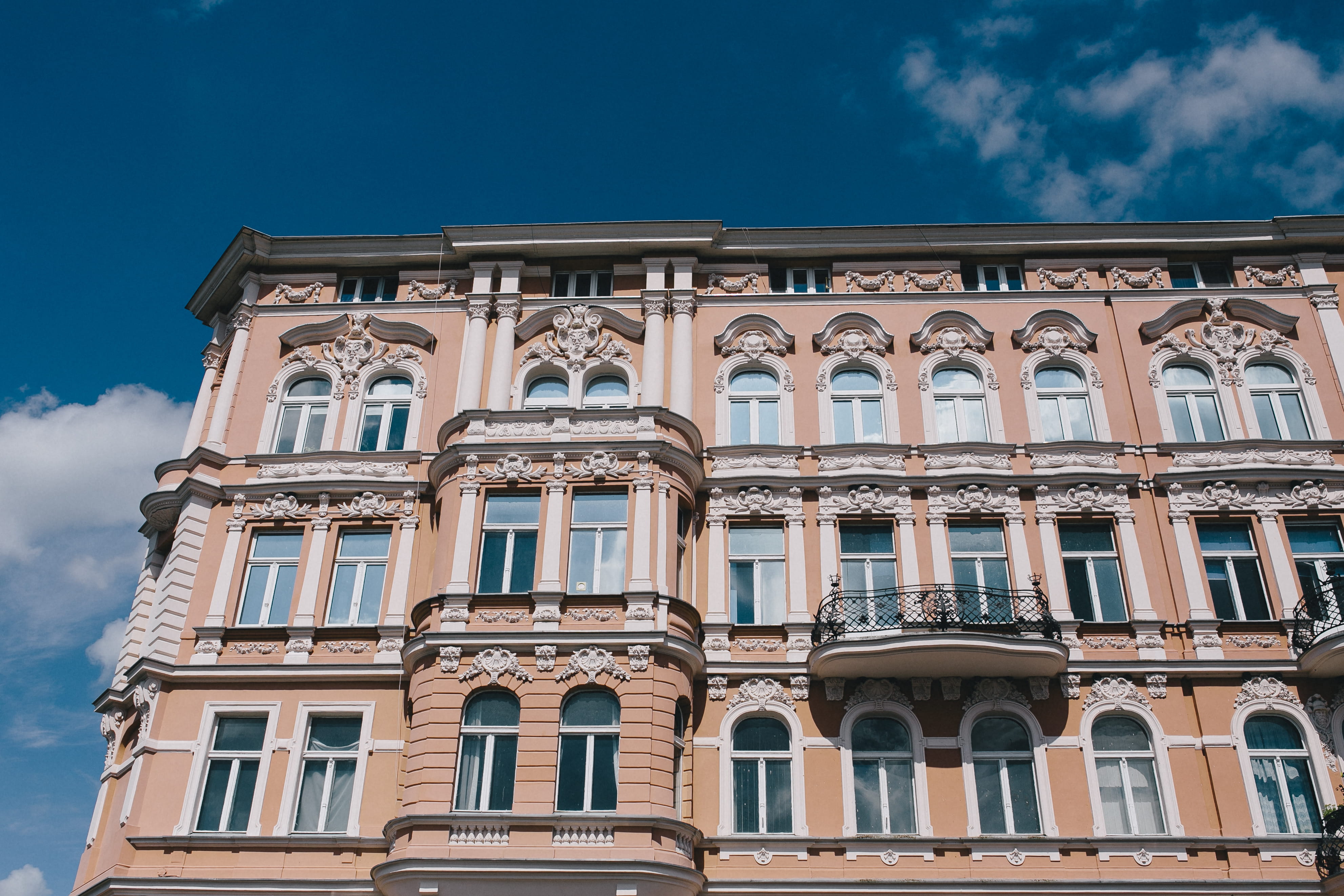 buildings, house, day, 4K, Poland, balcony, outdoors, urban Scene, sunlight, arch, street, Bydgoszcz, facade, travel, window, built Structure, building Exterior, HD Wallpaper