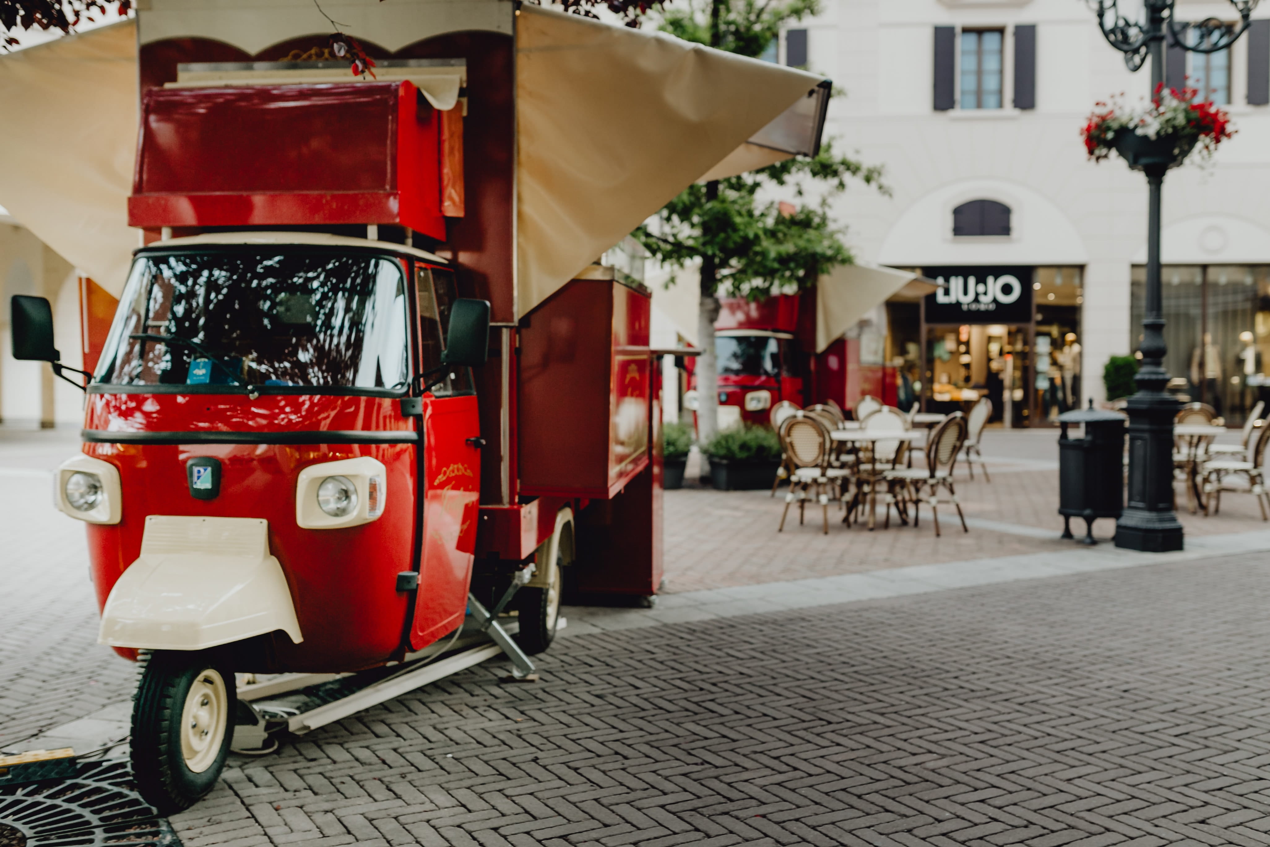 transportation, architecture, piave, built structure, 4K, land vehicle, noventa, buildings, road, street, designer outlet, city, outlet, footpath, designer, HD Wallpaper