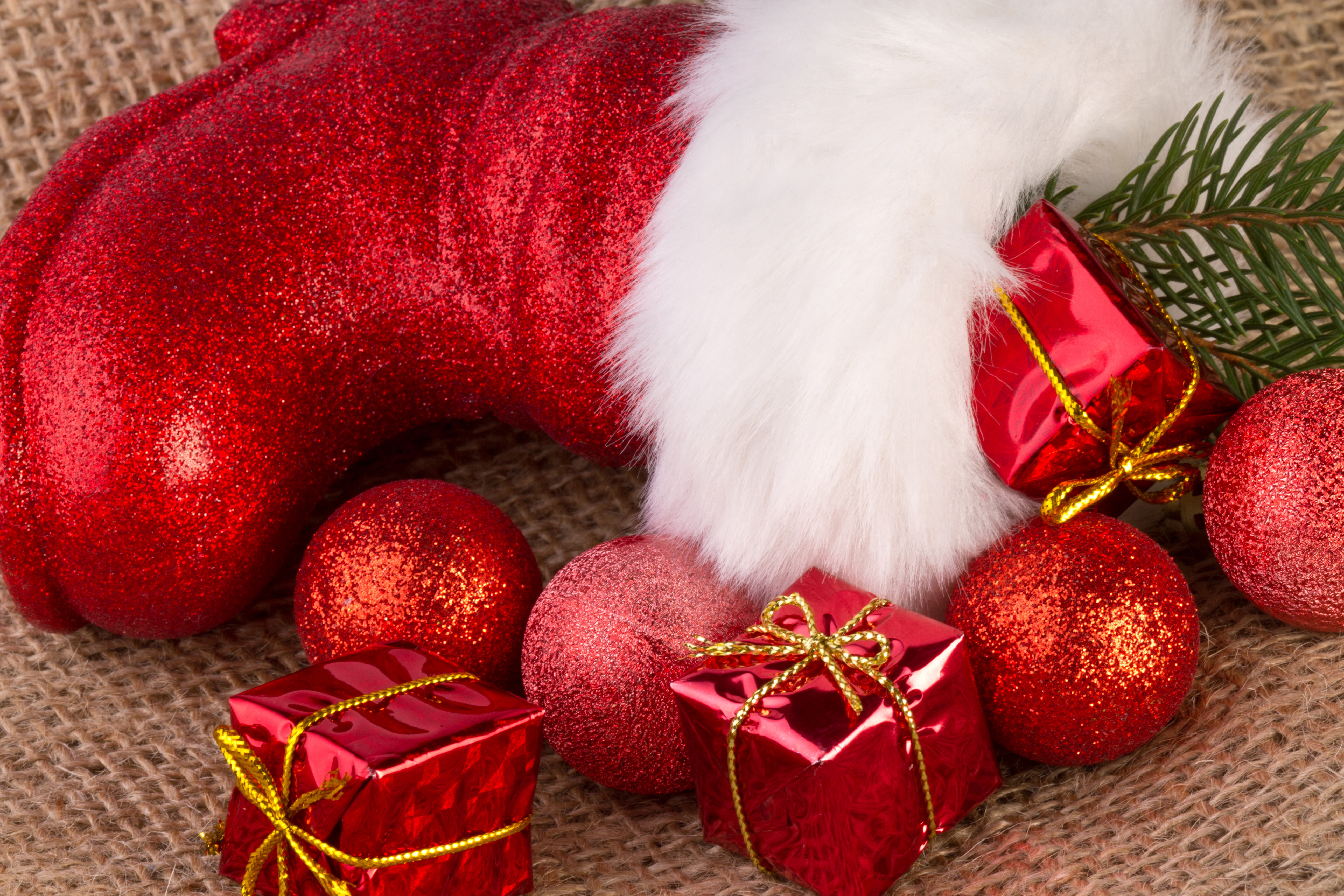 gifts, fur, red, holiday, boots, Christmas, 5K, balls, toys, New year, HD Wallpaper