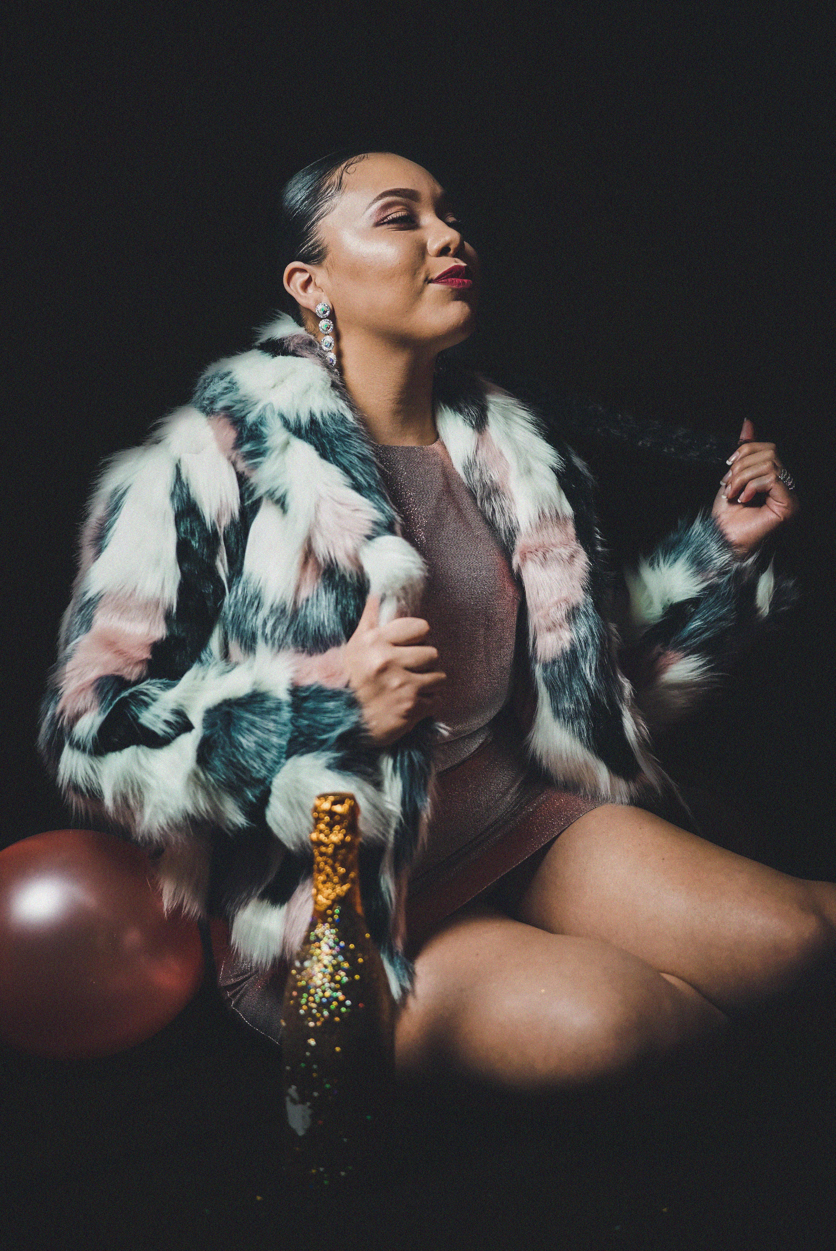 4K, leisure activity, beauty, skin, wine, jacket, boot, sweater, warm clothing, shoe, apparel, footwear, fashion, coat, fur, lifestyles, white, beside, Phone HD Wallpaper