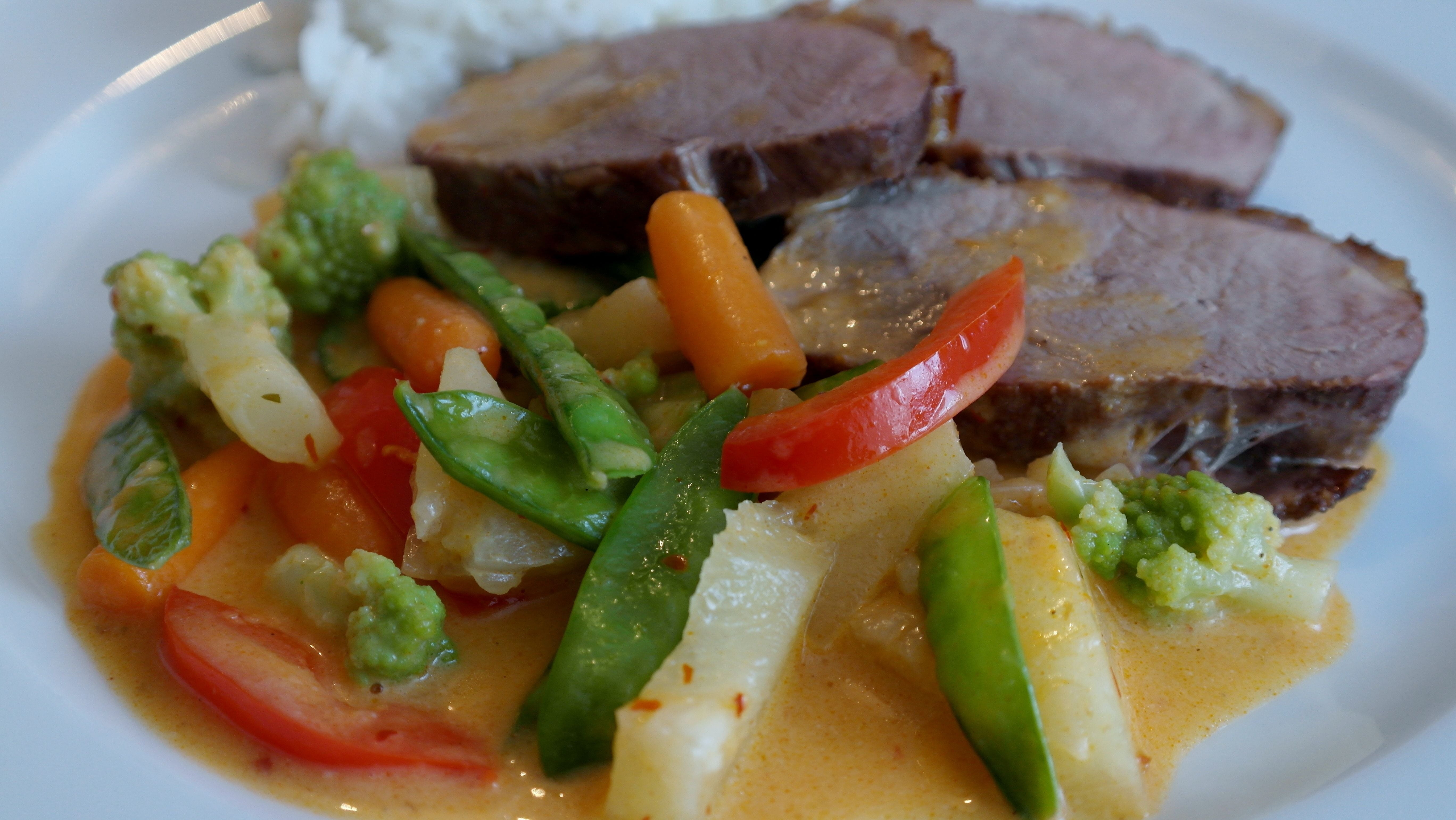 meal, 5K, duck breast, crockery, dinner, root vegetable, crust, cook, enjoy, food and drink, delicious, plate, thai curry, chopped, crispy duck, fruit, HD Wallpaper