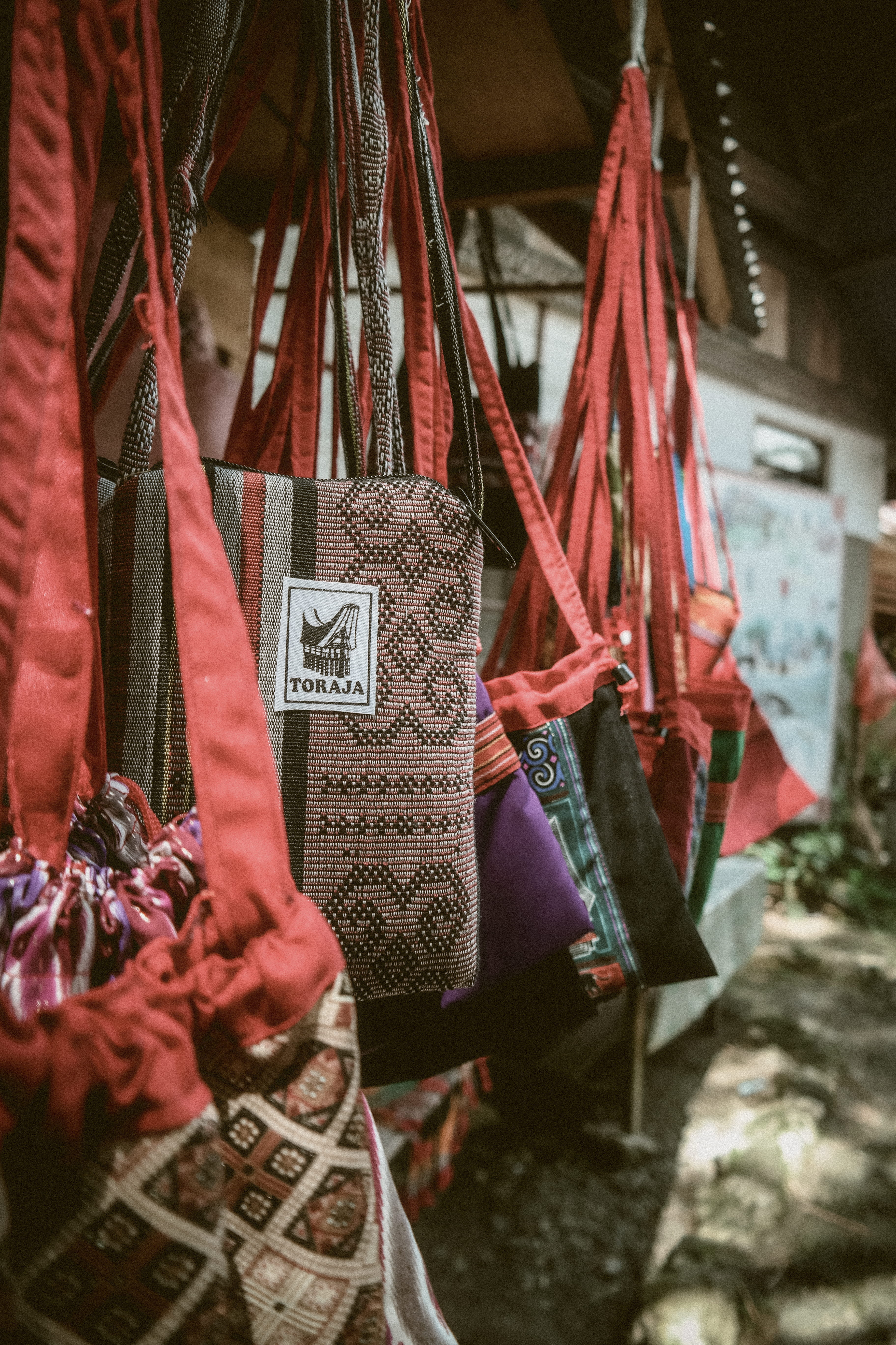 machine, makassar, purse, spoke, belief, patchwork, close-up, bag, toraja, retail display, handbag, textile, floor, indonesia, market, applique, retail, Phone HD Wallpaper
