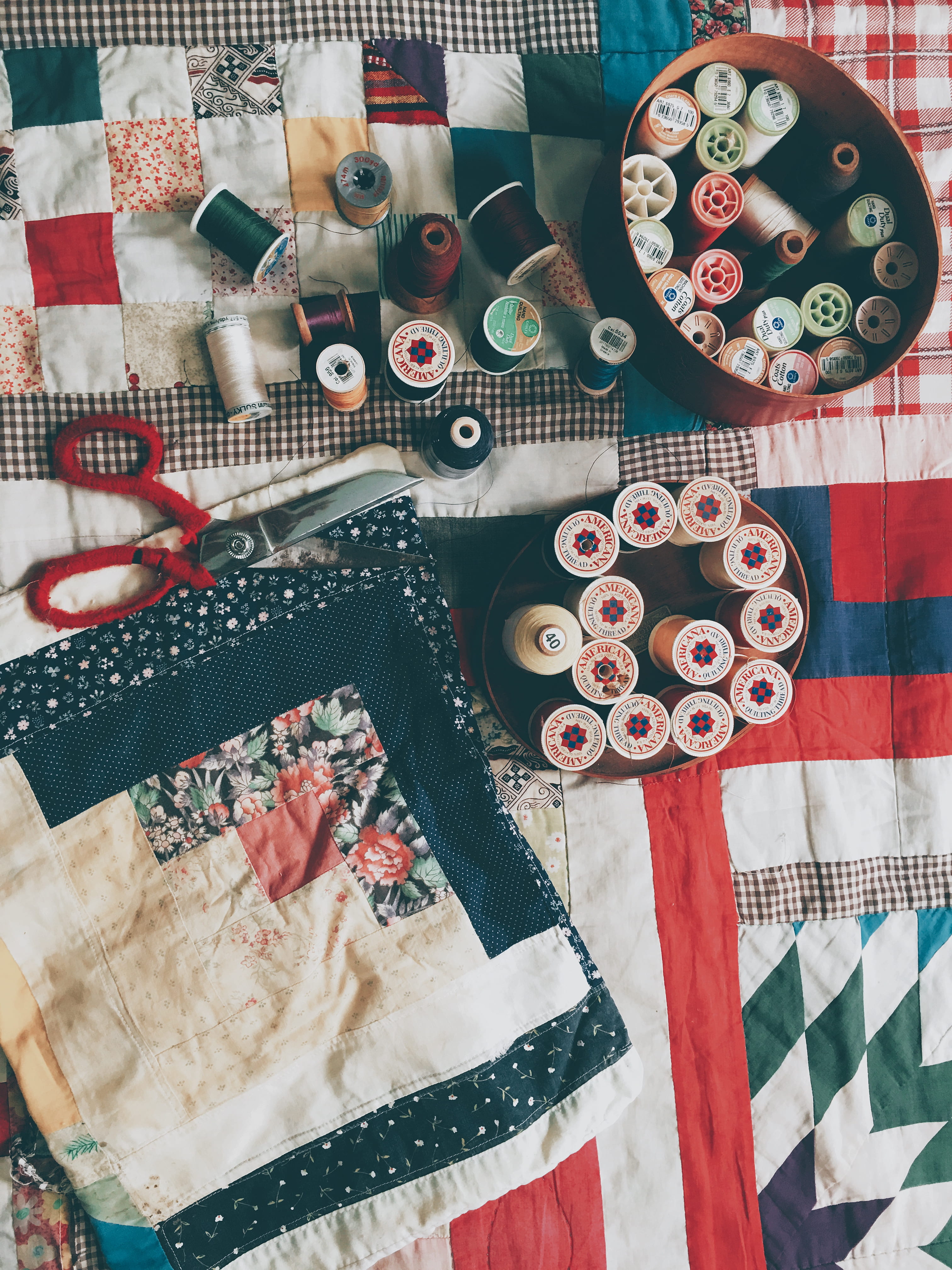 tailor, choice, floral, white, reels, still life, cloth, retail display, thread, cotton, red, shopping, 4K, scissors, indoors, silk, handled, large group of objects, Phone HD Wallpaper