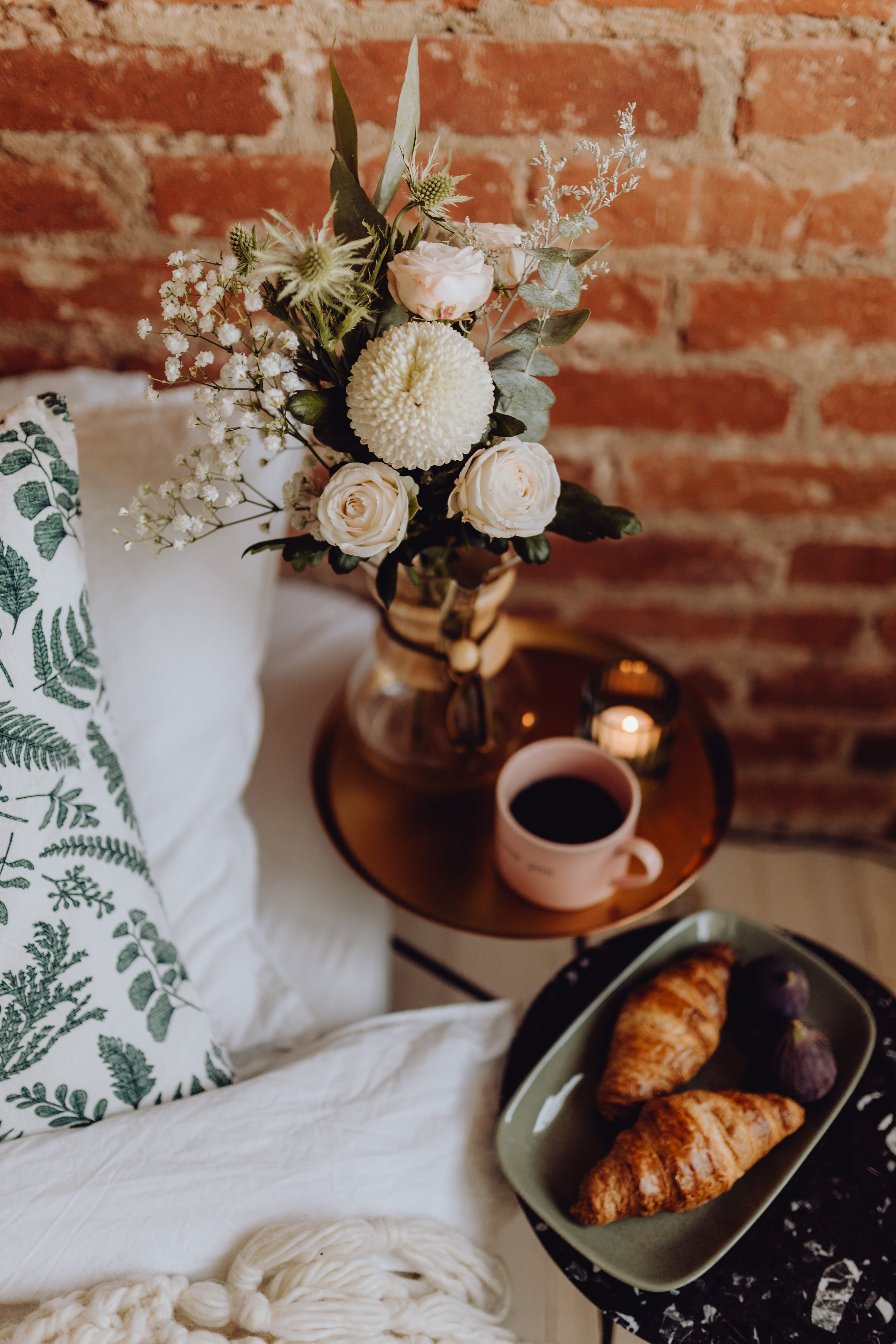 apartment, coffee cup, 4K, croissant, bedroom, pillows, food and drink, blanket, flower, vase, food, baked, beautiful, room, bouquet, flower arrangement, Phone HD Wallpaper
