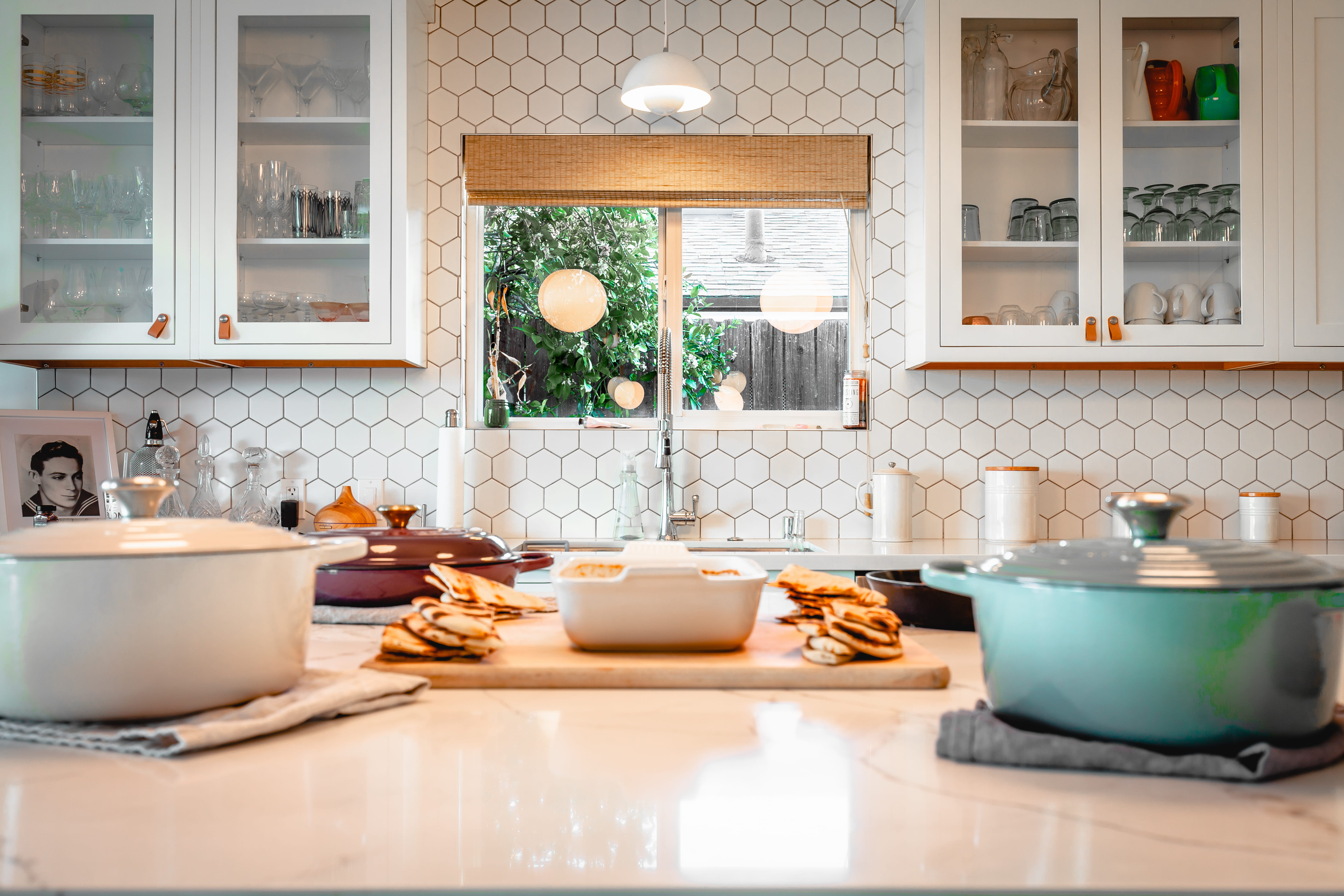 room, flooring, cup, human, kitchen counter, coffee cup, prepare, meal, saucer, architecture, kitchen, home, potted plant, food, dish, kitchen utensil, HD Wallpaper
