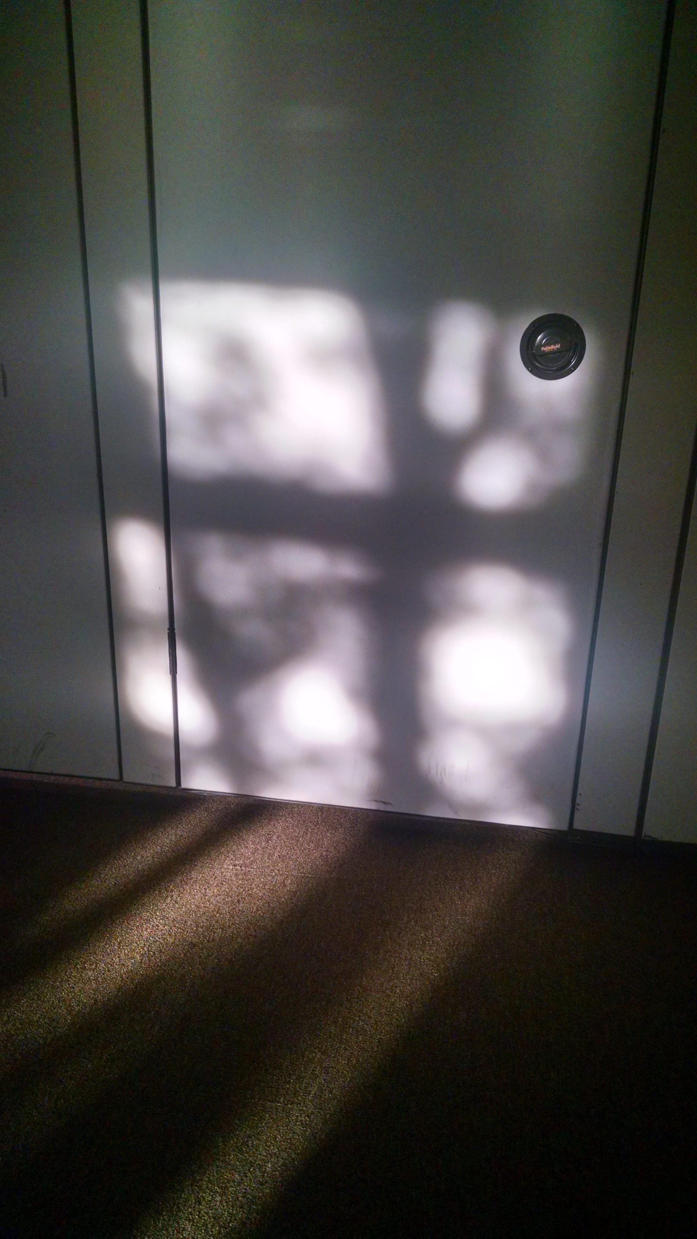 shadow, sunlight, sun, falling, spotlight, day, built structure, no people, 4K, indoors, abstract, door, focus on shadow, doorknob, safety, light, entrance, Phone HD Wallpaper