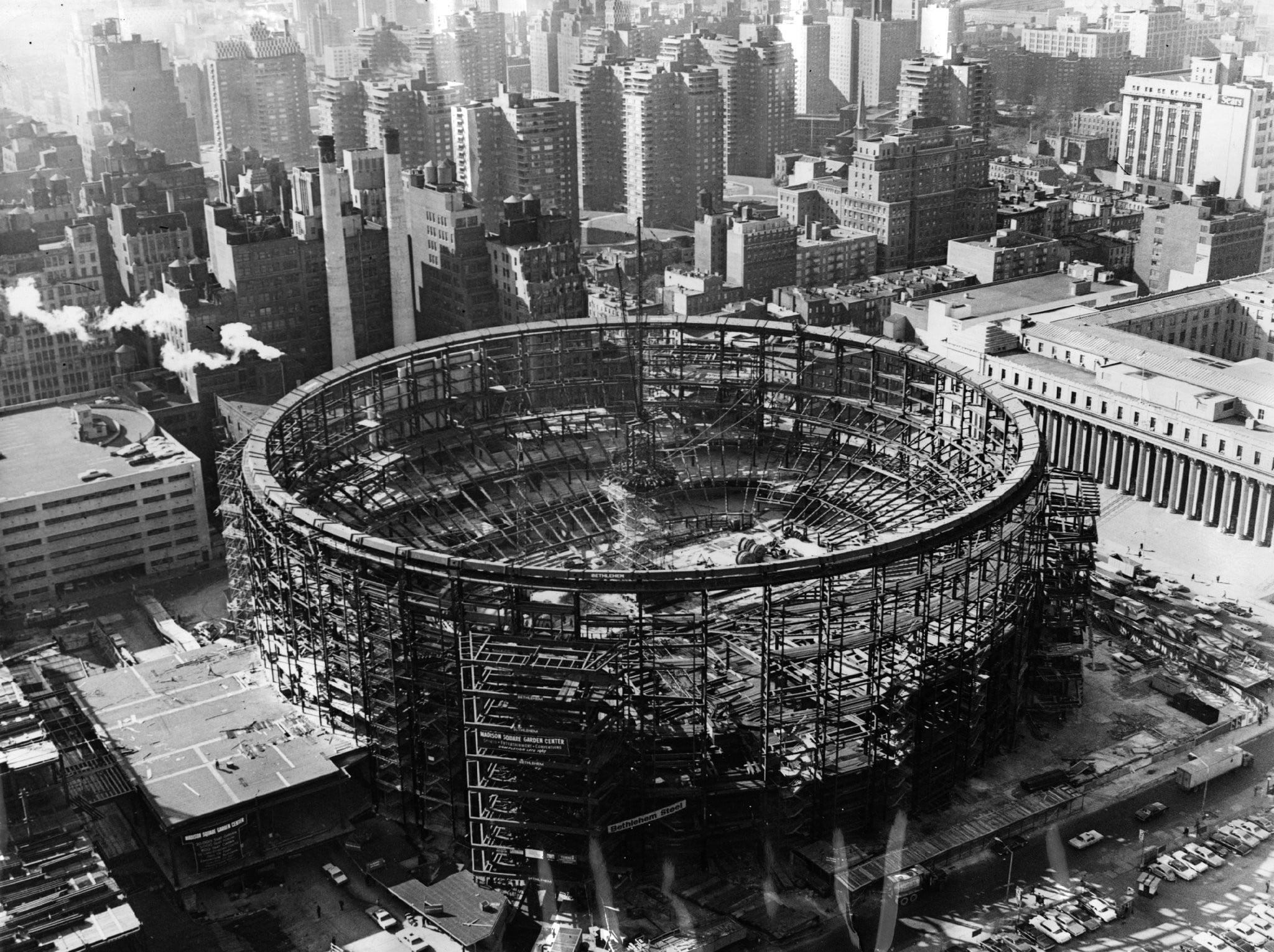 skyscraper, office building exterior, cityscape, round, tall - high, monochrome, sky, Madison Square Garden, travel destinations, outdoors, table, subway, HD Wallpaper