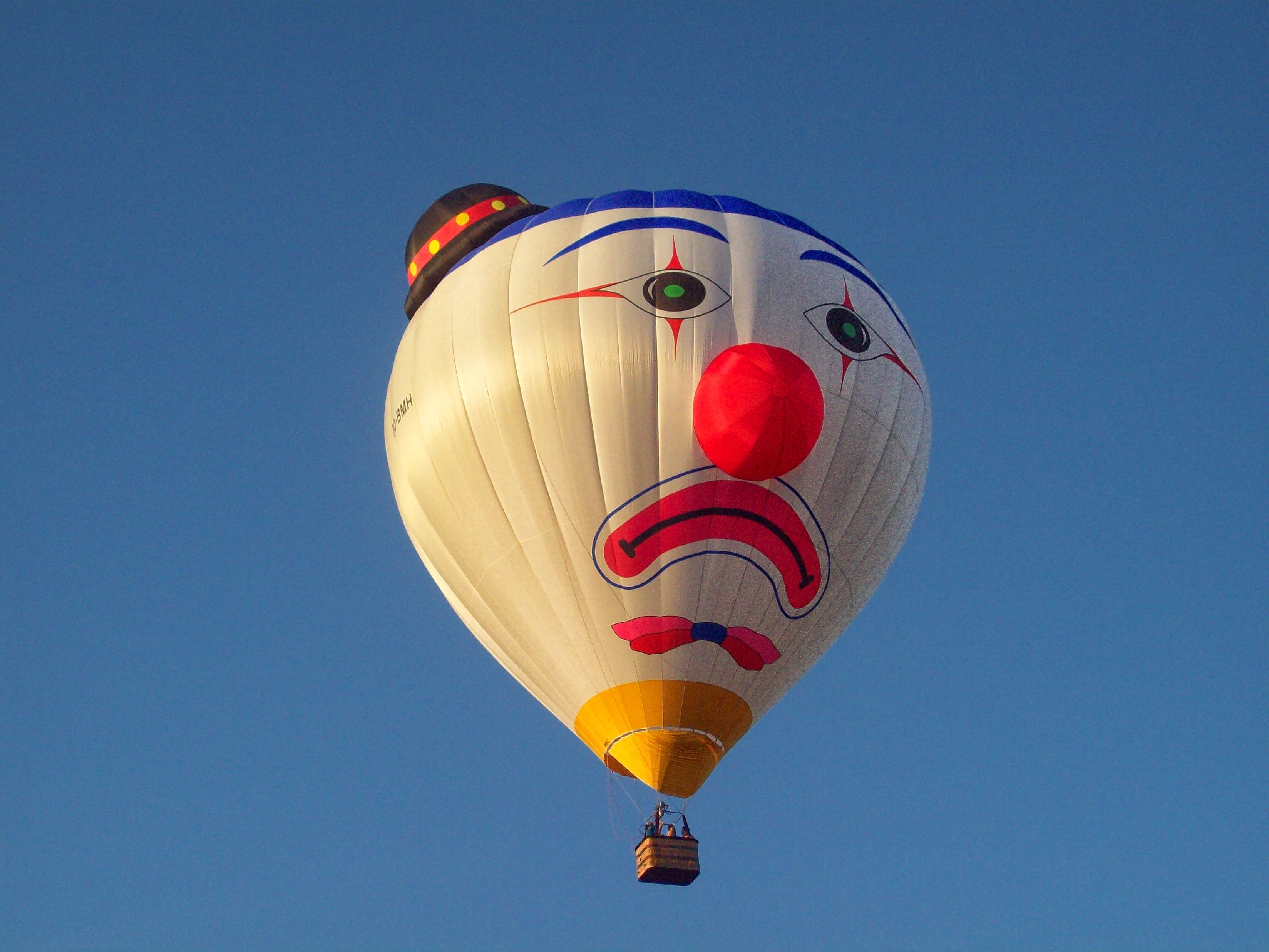 2K, multi Colored, adventure, flying, travel, balloon, no people, ballooning festival, vessel, netherlands, low angle view, parachute, blue, clown, celebration, HD Wallpaper