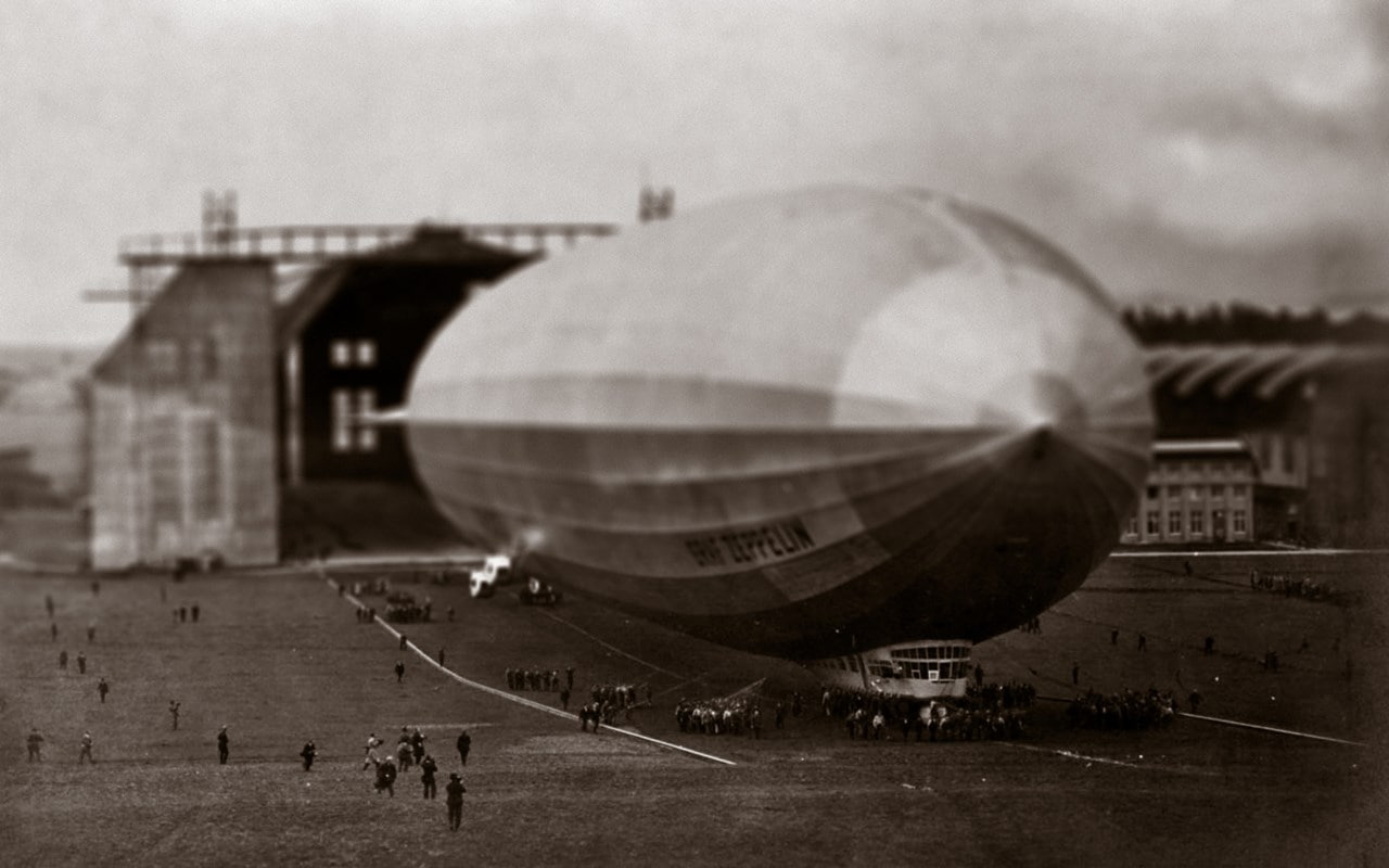 building exterior, architecture, travel, 720P, focus on foreground, mode of transportation, selective focus, air vehicle, tourism, blimp, outdoors, sky, HD Wallpaper