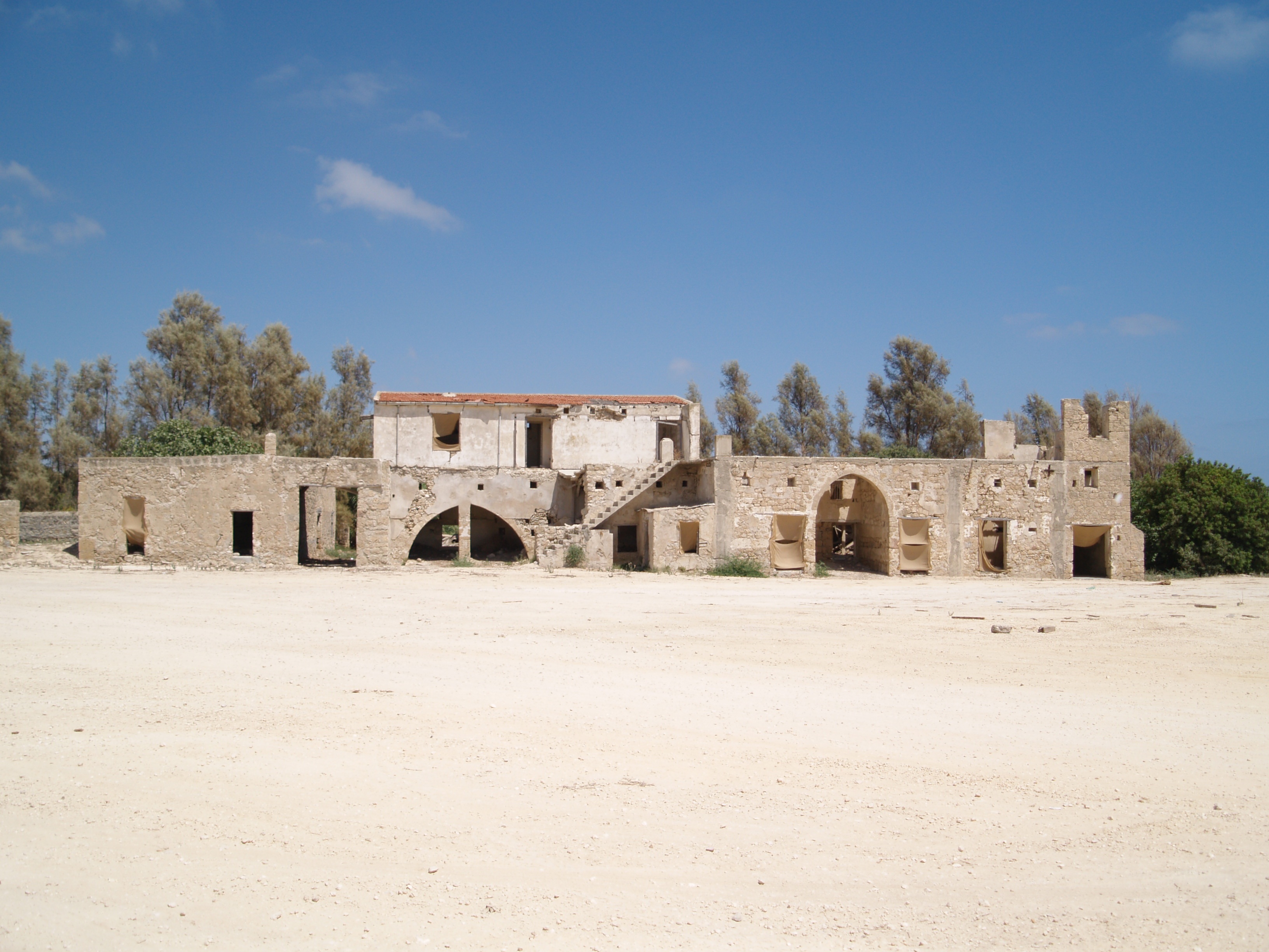 building, day, land, nature, field, tree, building exterior, hacienda, plant, empty, facade, old, copy space, blue, outdoors, stone, sky, architecture, HD Wallpaper