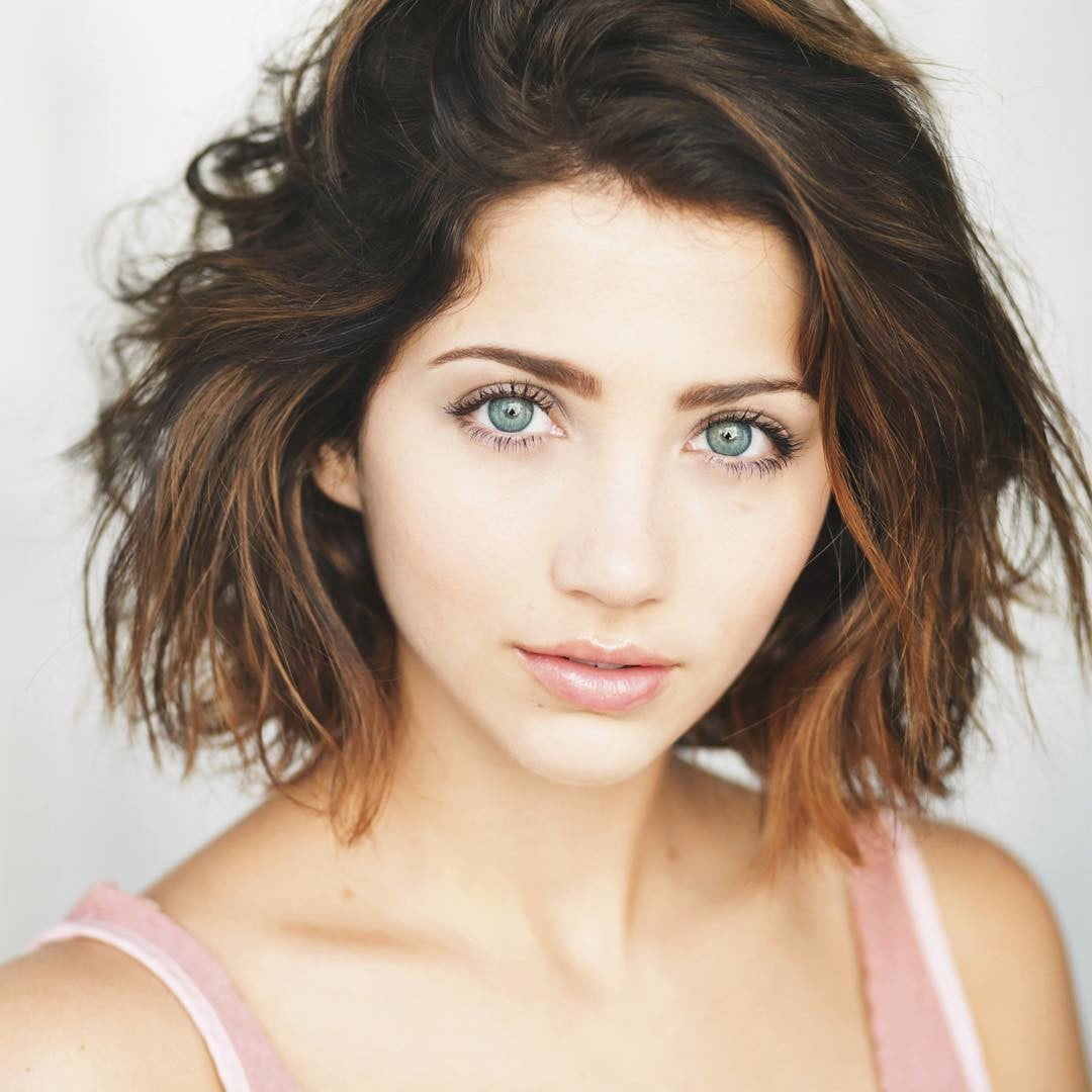 short hair, adult, close-up, 480P, hairstyle, long hair, portrait, women, indoors, beautiful people, front view, human face, headshot, one person, blue eyes, Phone HD Wallpaper