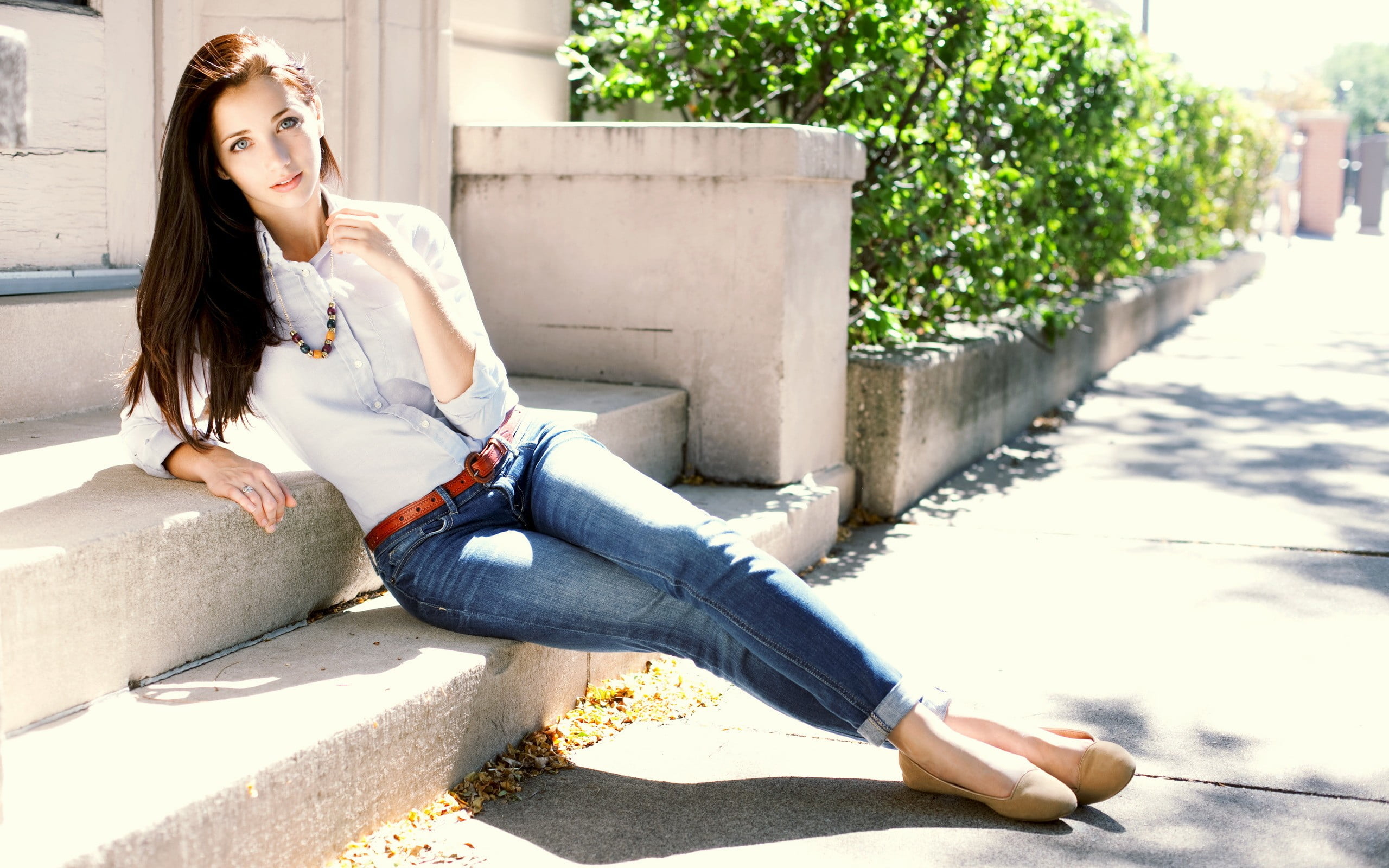 architecture, sitting, Emily Rudd, 2K, jeans, sunlight, real people, looking away, portrait, lifestyles, casual clothing, women, outdoors, beautiful woman, HD Wallpaper