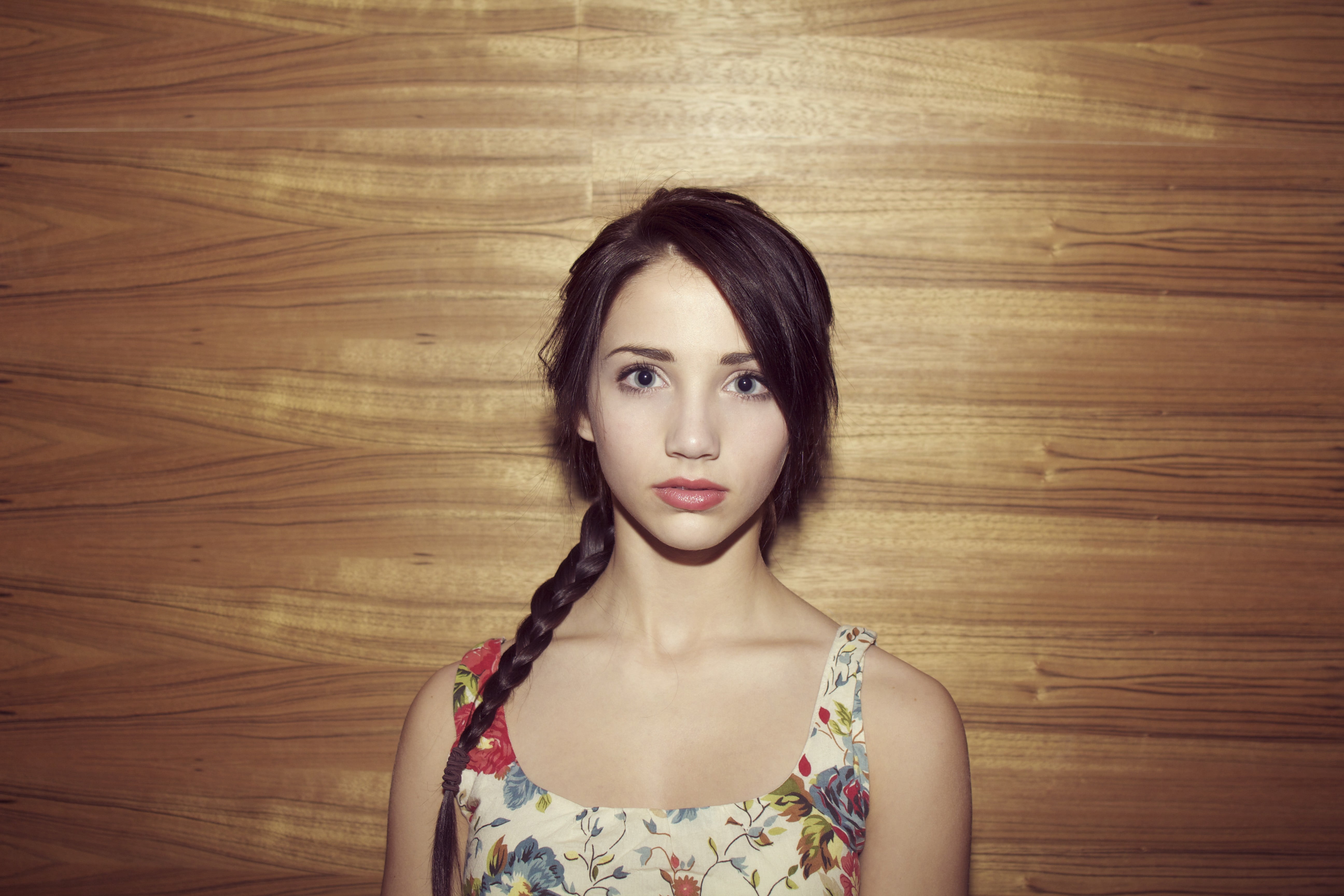 looking at camera, looking at viewer, young adult, Emily Rudd, wood - material, one person, hair, indoors, portrait, front view, closeup, beautiful woman, HD Wallpaper