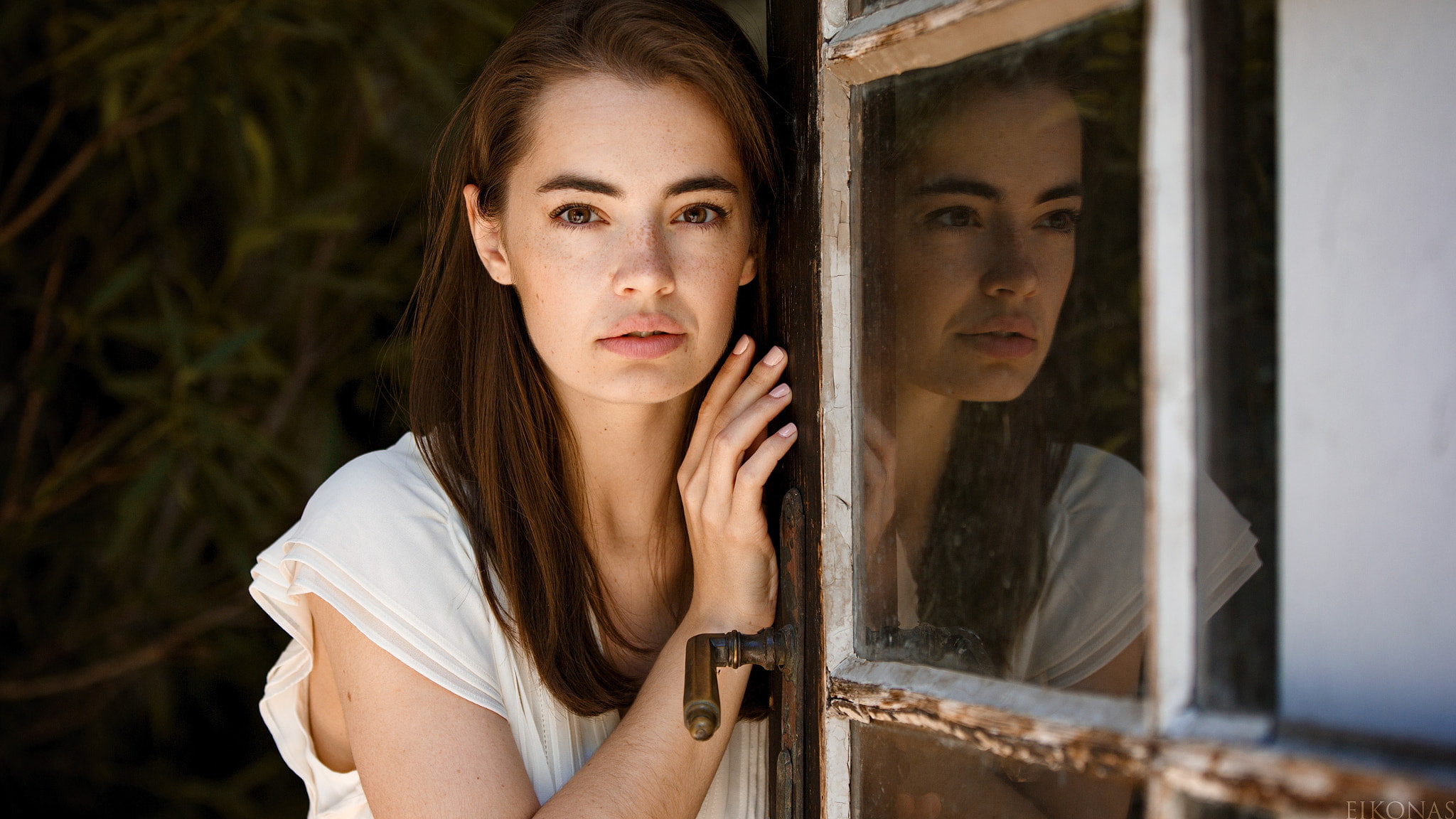brown eyes, 1080P, women, Eikonas, reflection, freckles, Lidia Savoderova, model, brunette, face, HD Wallpaper