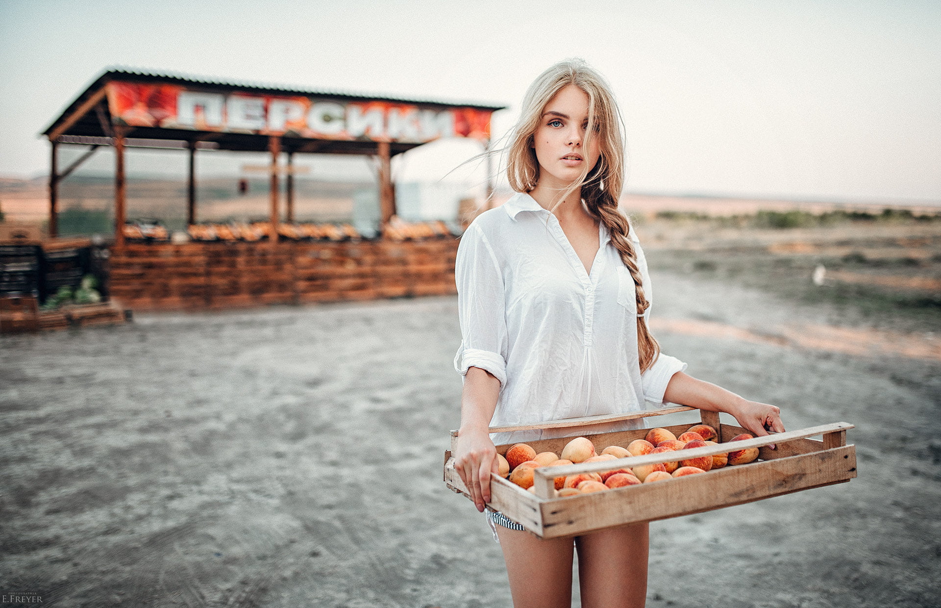 casual clothing, container, hairstyle, adult, blond hair, hair, summer, shirt, blonde, beach, front view, land, one person, portrait, outdoors, 1080P, HD Wallpaper