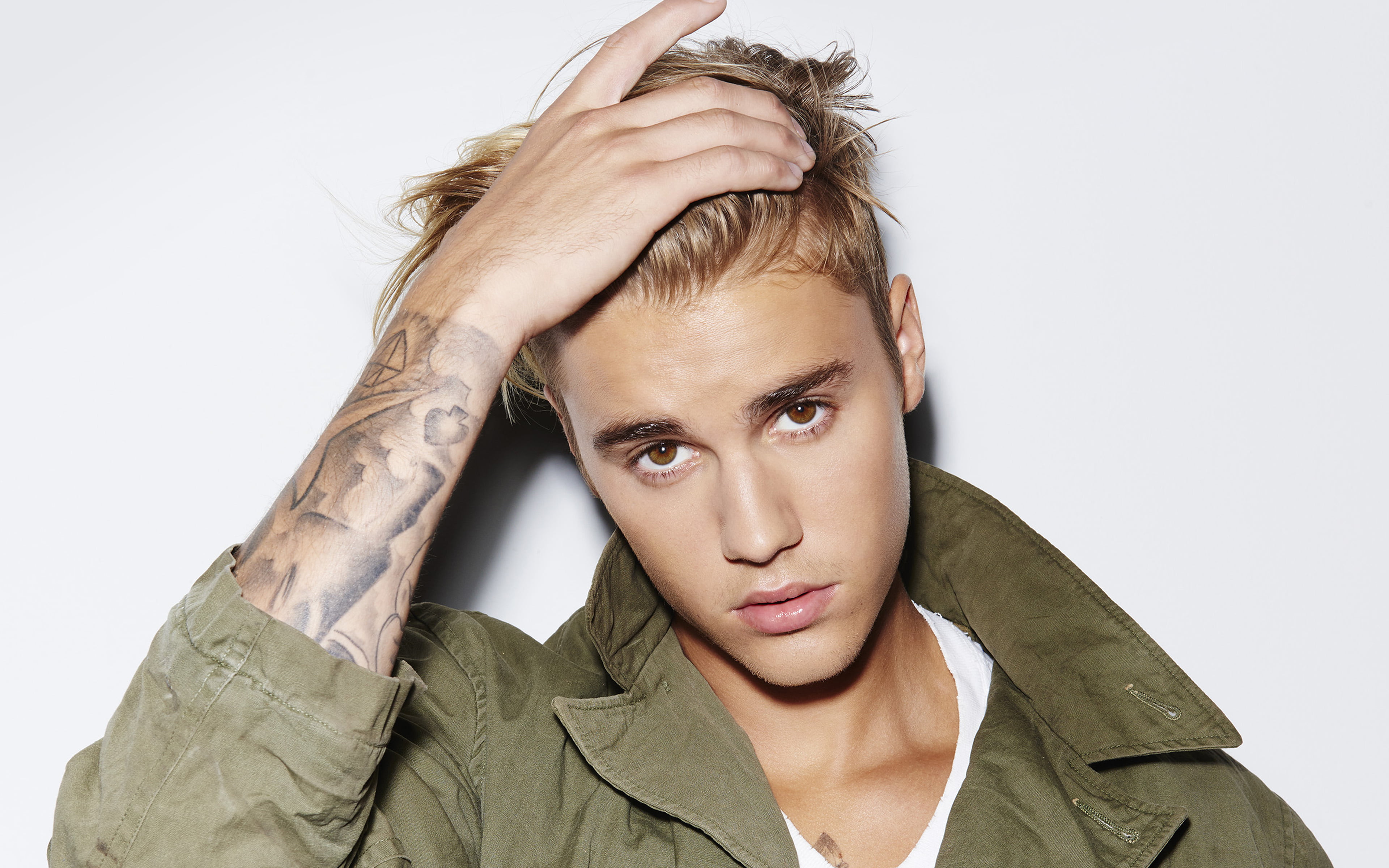 4K, justin, indoors, emotion, hairstyle, bieber, adult, young adult, hand, cut out, copy space, irritation, celebrity, hair, frustration, blond hair, singer, HD Wallpaper