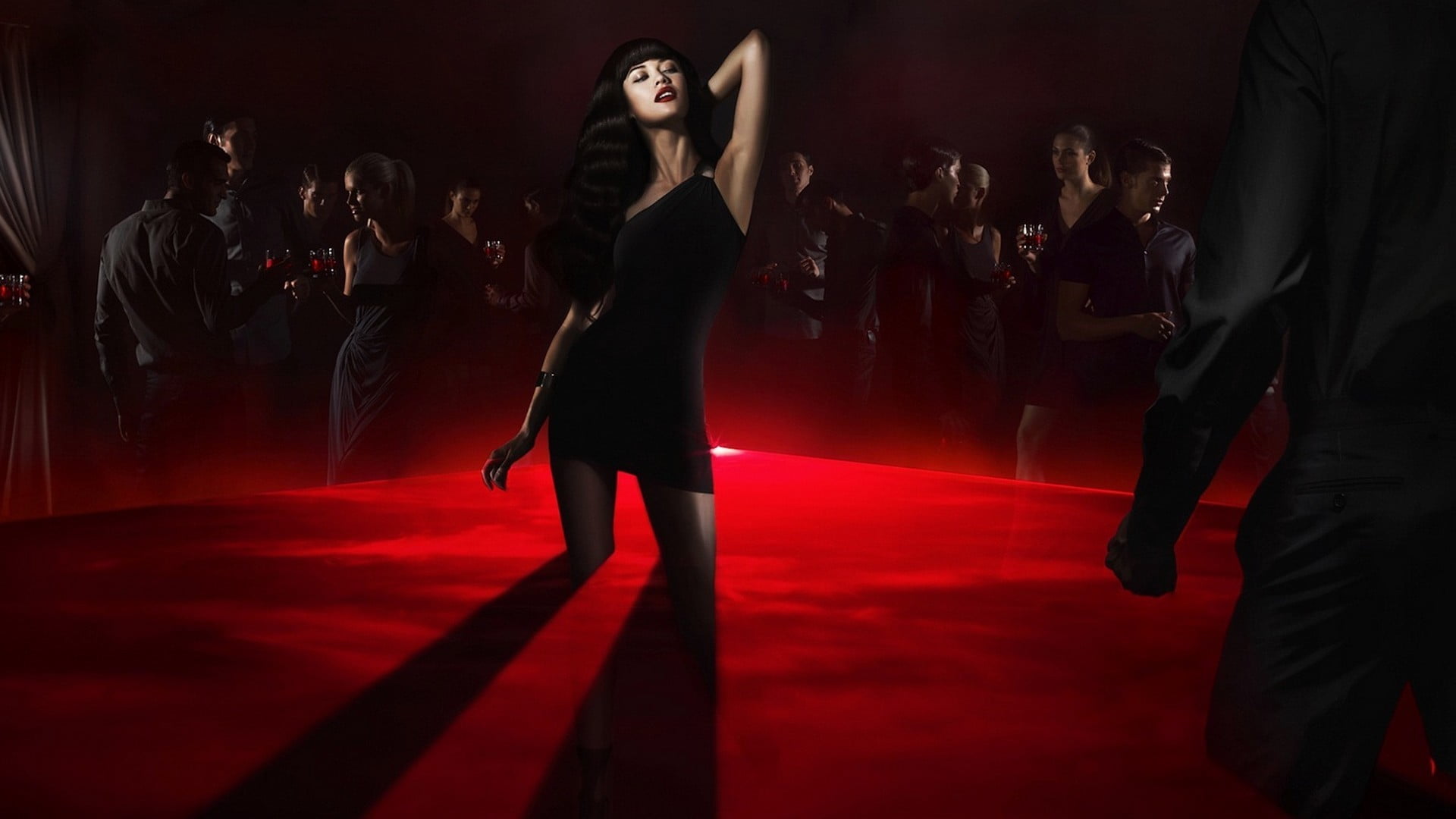 Olga Kurylenko, arms raised, men, nightlife, large group of people, indoors, arts culture and entertainment, standing, armpits, human limb, women, young women, HD Wallpaper
