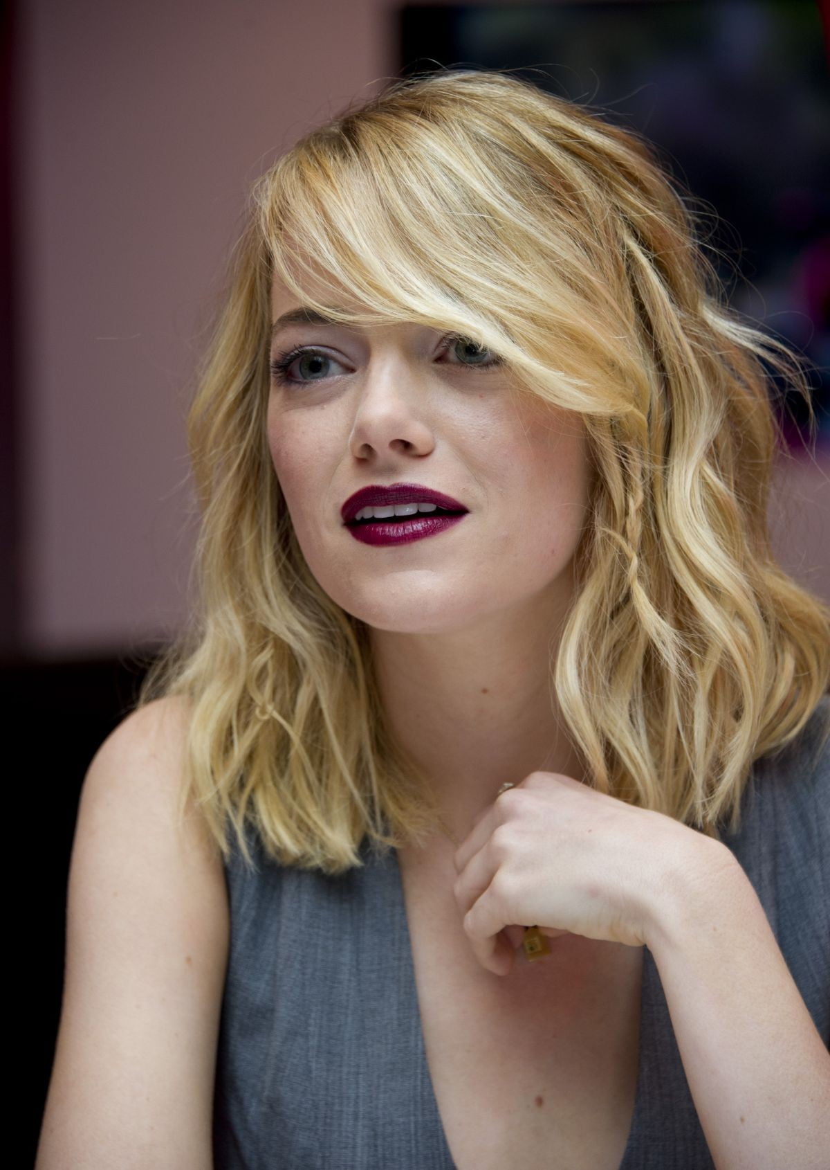 long hair, beautiful people, top, one person, Emma Stone, lipstick, beauty, adult, sleeveless, human face, looking at camera, blond hair, front view, hairstyle, Phone HD Wallpaper