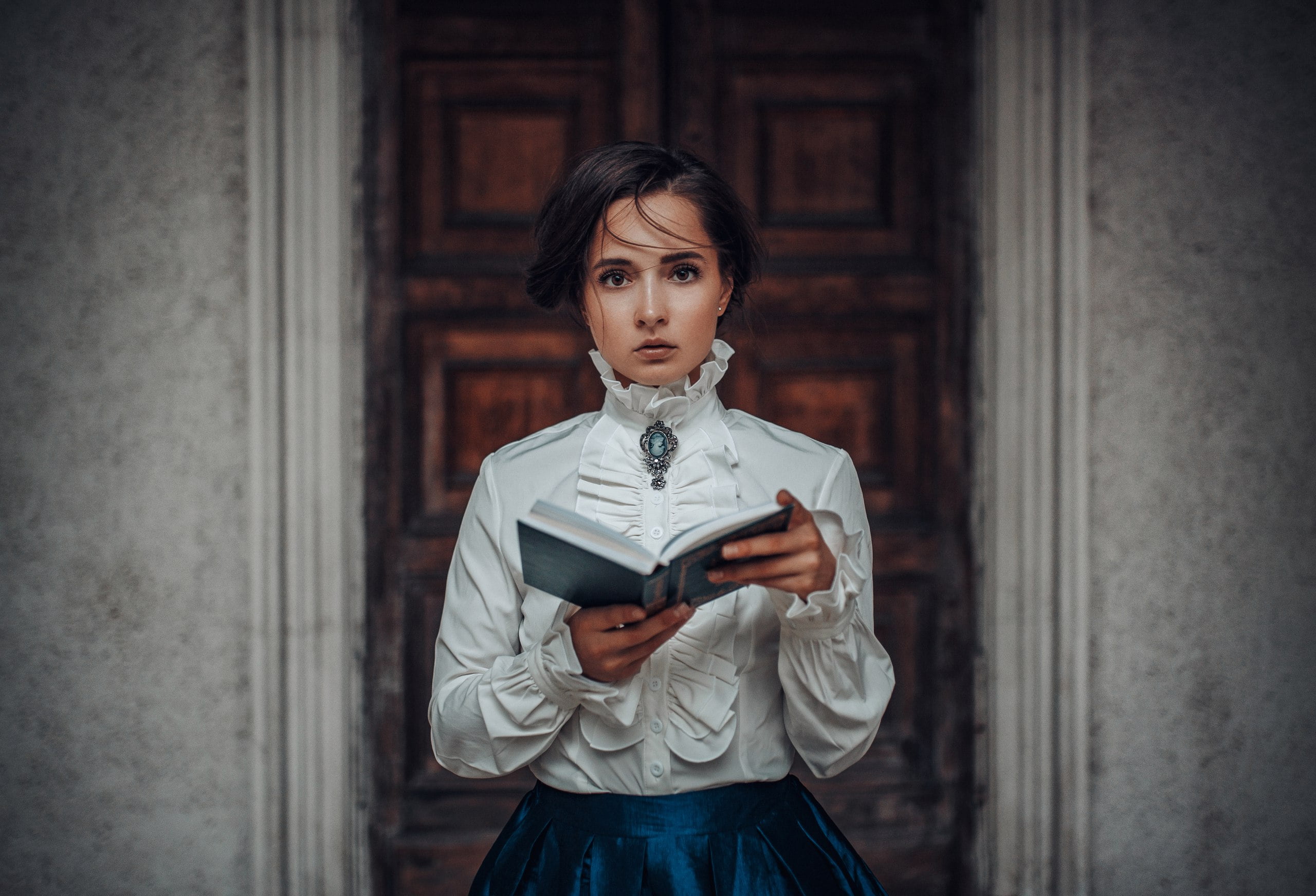 three quarter length, business person, contemplation, women, one person, adult, portrait, standing, waist up, business, clothing, books, occupation, front view, HD Wallpaper