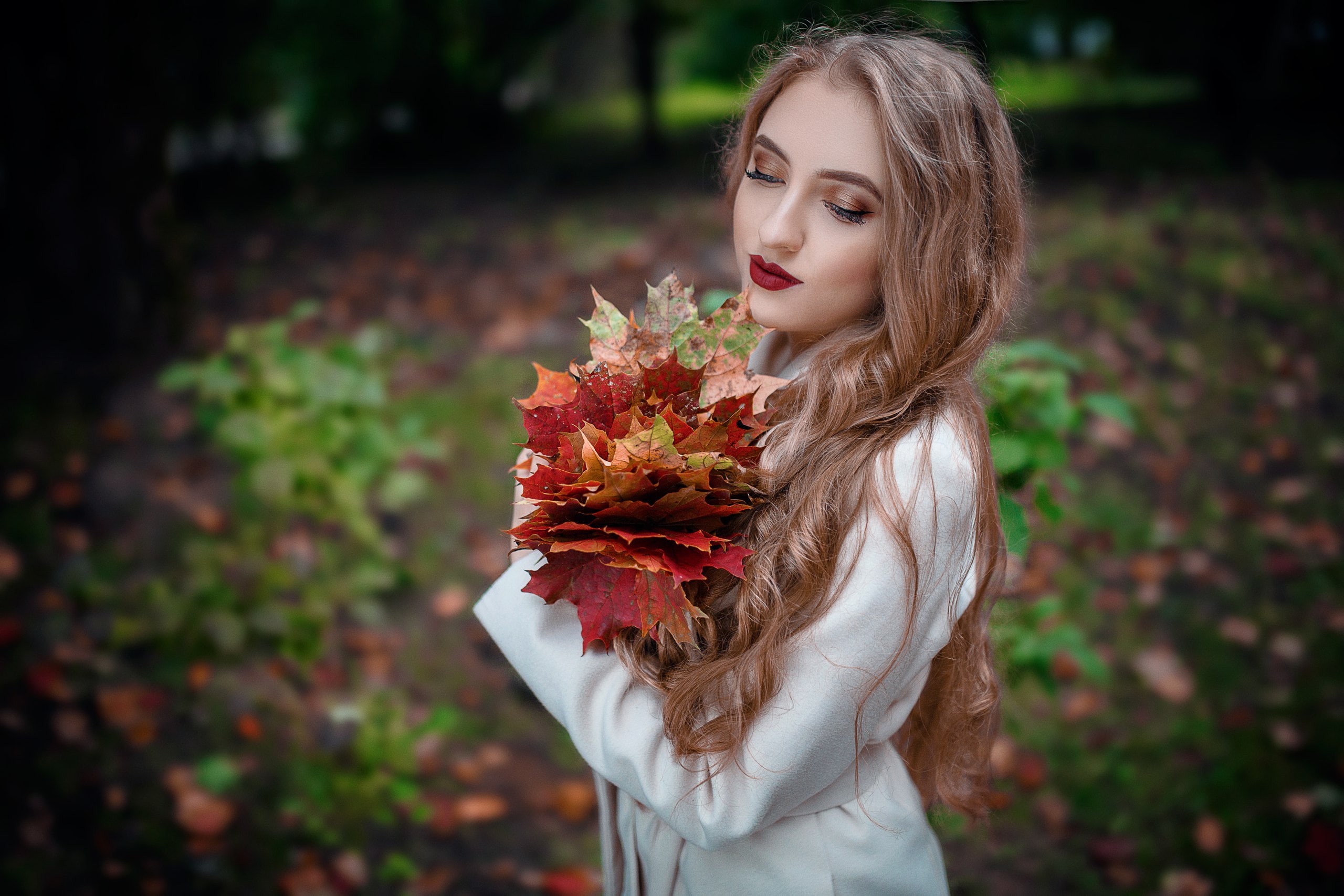 flower, fall, focus on foreground, young women, flowering plant, leaves, long hair, beautiful woman, outdoors, bouquet, women outdoors, beauty, plant, nature, HD Wallpaper