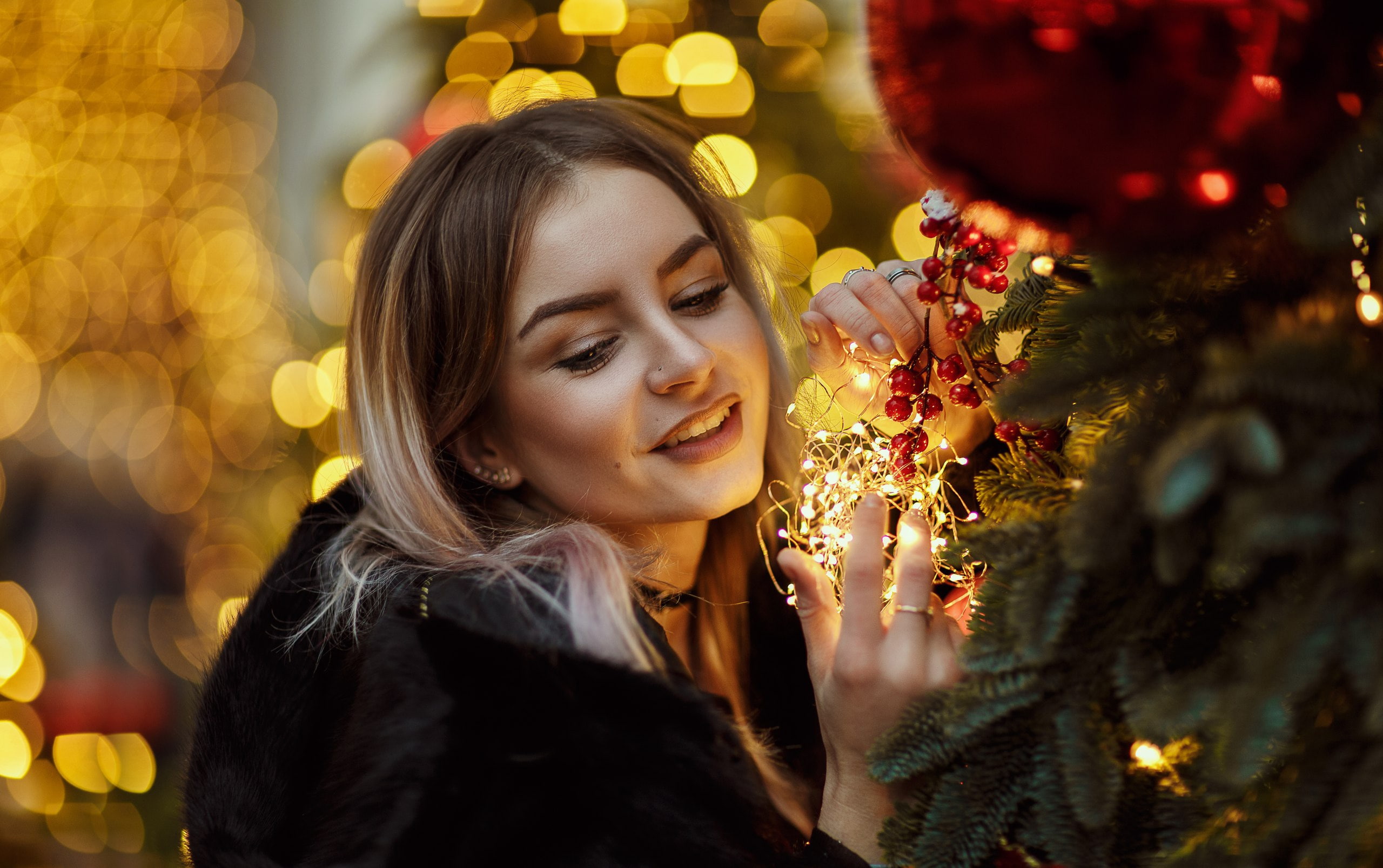 Taisya Turovskaya, smile, 2K, garland, mood, glare, face, holiday, Hakan Erenler, tree, Taisiya Turovsky, HD Wallpaper
