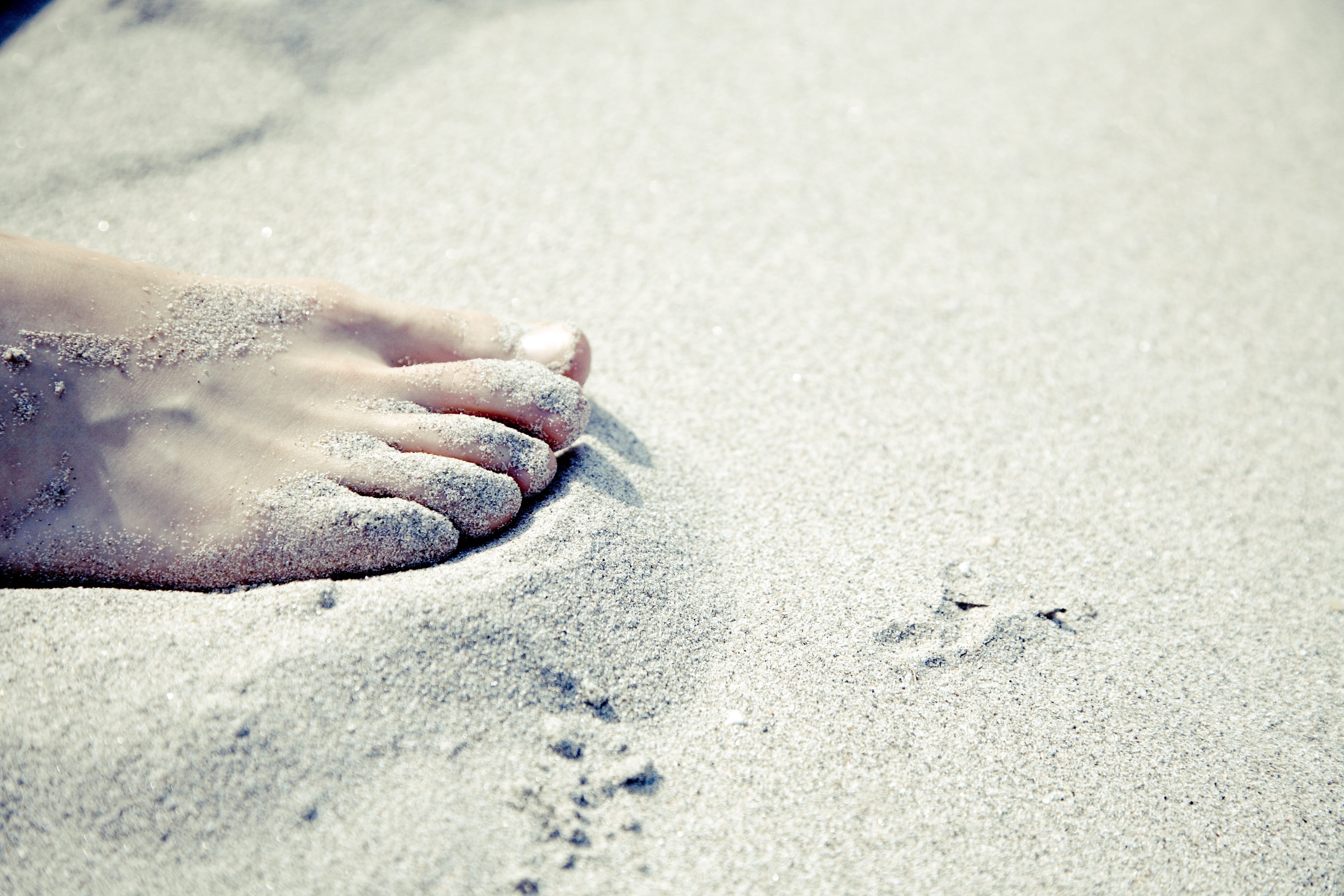 hand, day, water, foot, body part, relax, s, nature, 4K, summer, high angle view, daytime, barefoot, creativity, relaxation, gray, real people, right, HD Wallpaper
