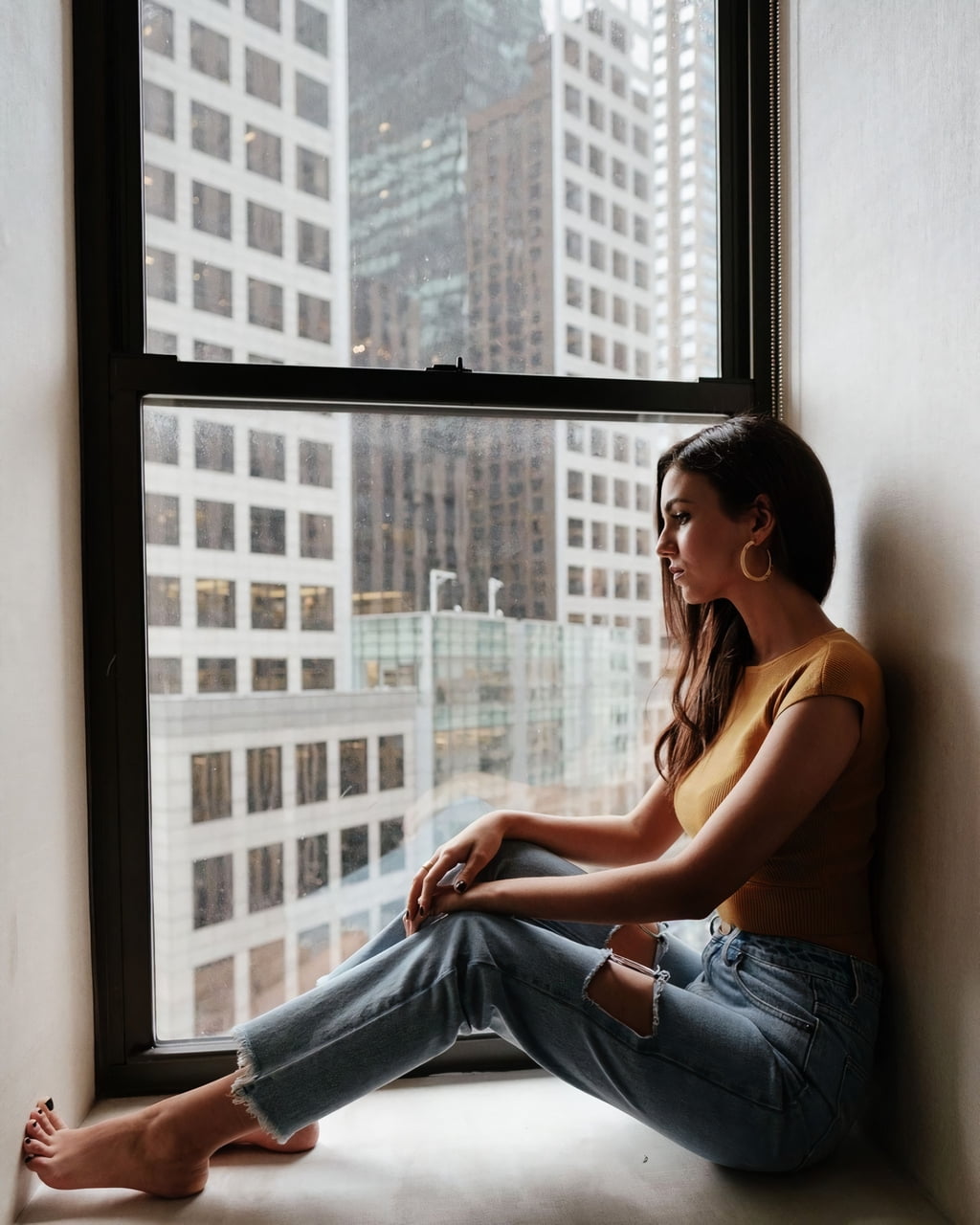 Victoria Justice, actress, torn jeans, jeans, 720P, long hair, painted toenails, window frames, Latinas, singer, women, feet, Phone HD Wallpaper