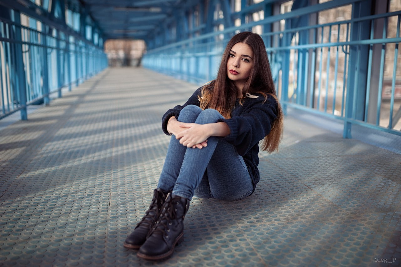 bridge, depth of field, women outdoors, looking away, 720P, sweater, jeans, holding knees, women, brunette, brown eyes, red lipstick, HD Wallpaper