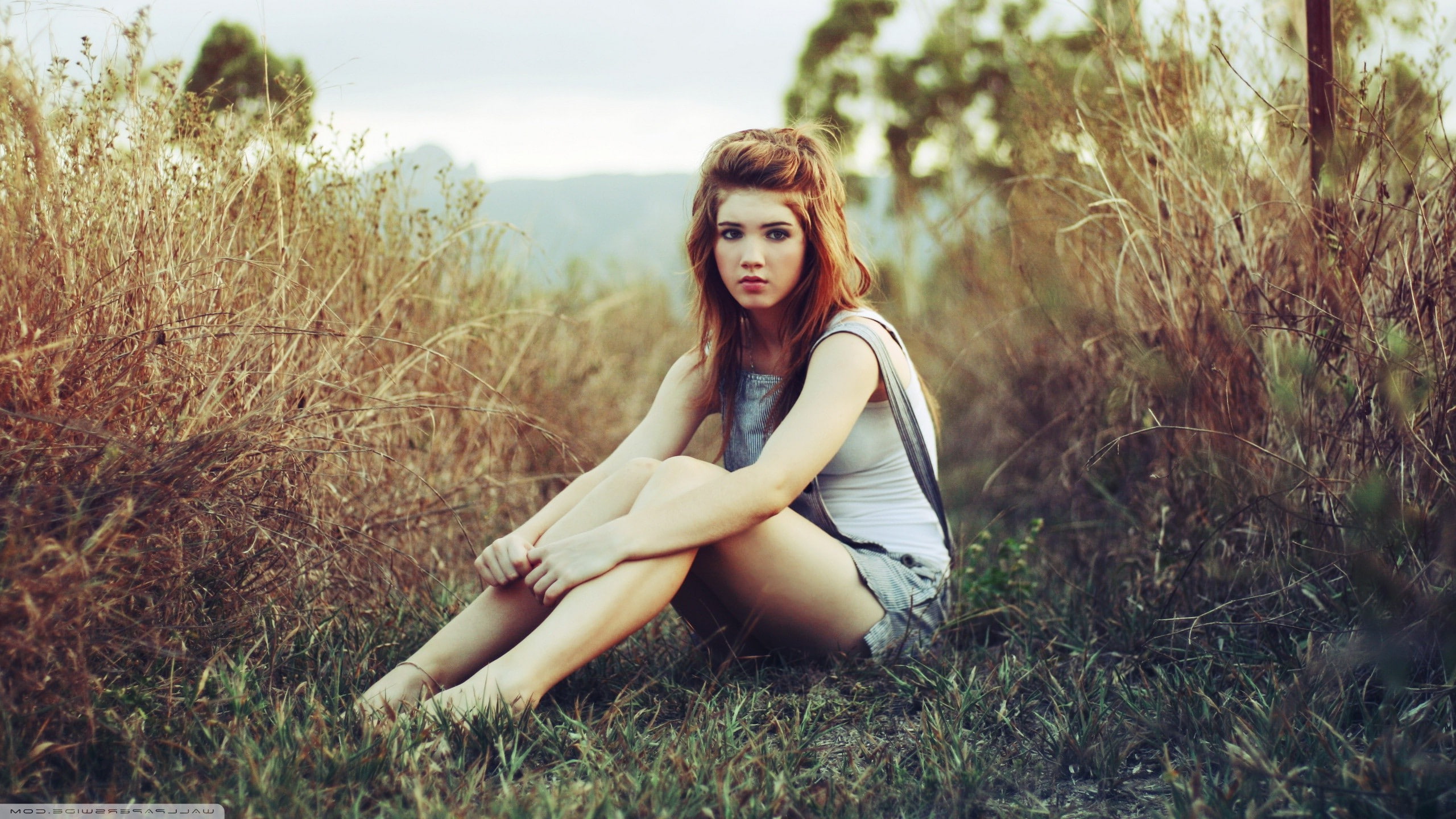 Holding Knees, Women Outdoors, Alone, women, 2K, HD Wallpaper