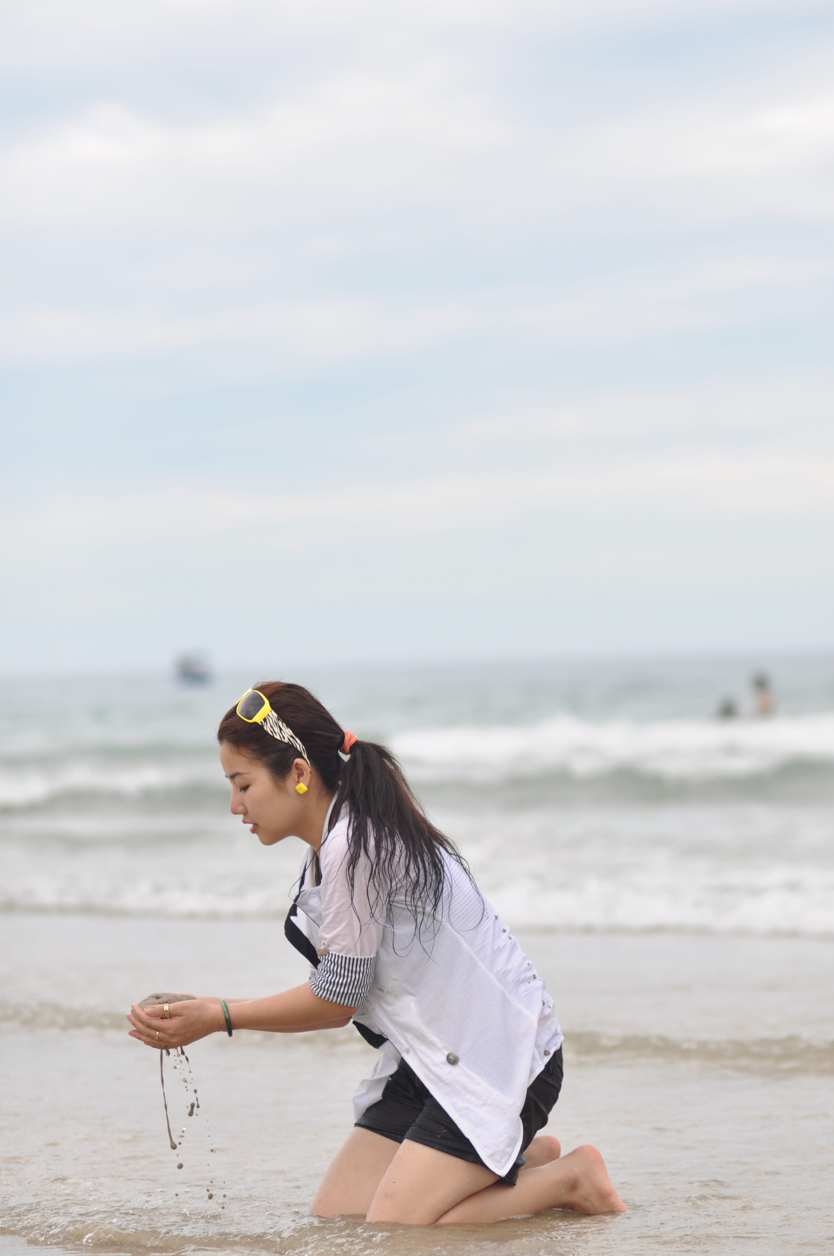kneeing, non-urban scene, hiking, sky, casual clothing, holding, only women, horizon, woman, sand, travel, nature, lifestyle, Sad, attractive, young, lifestyles, Phone HD Wallpaper