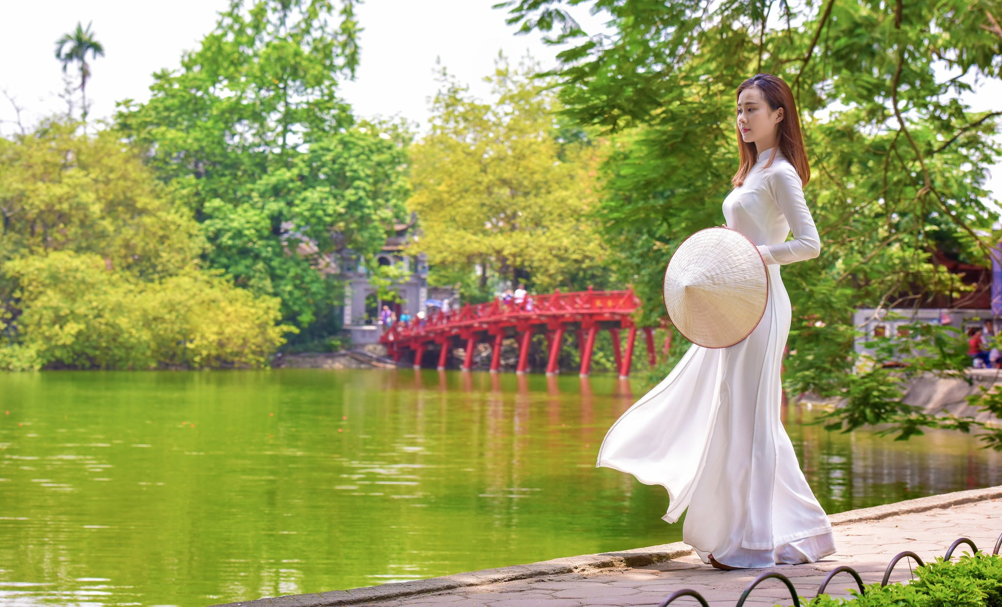 full length, young adult, tree, one person, women, women outdoors, hat, adult, nature, 1080P, beautiful woman, outdoors, lake, newlywed, model, Asian, HD Wallpaper