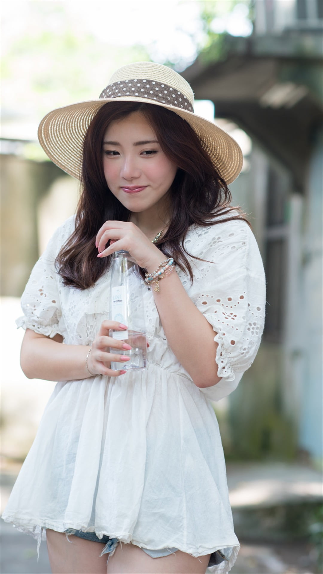 portrait, smiling, brown hair, clothing, outdoors, 1080P, child, standing, brunette, Asian, happiness, hat, focus on foreground, sun hat, day, holding, Phone HD Wallpaper