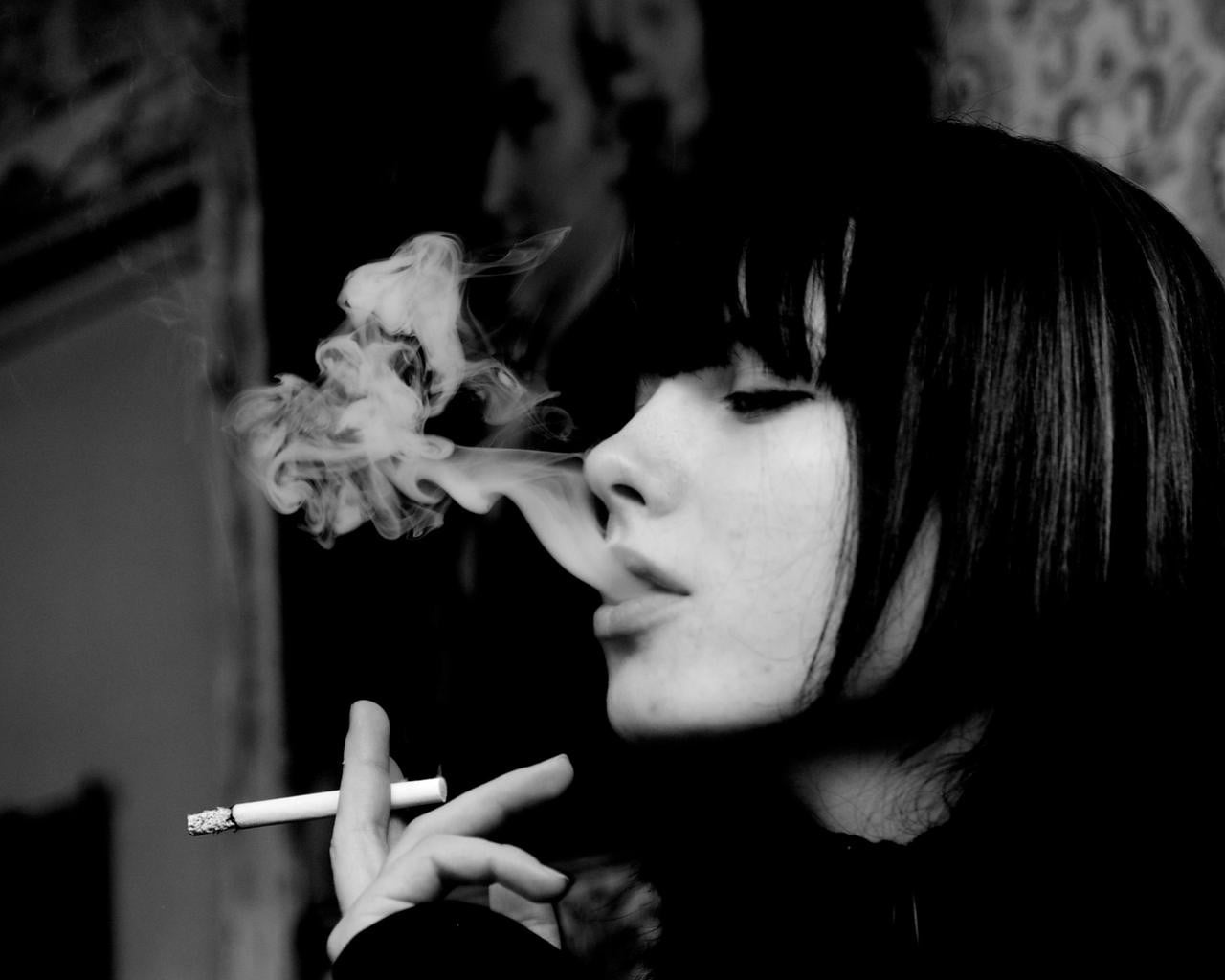 beautiful woman, sign, smoking issues, contemplation, social issues, smoking - activity, bangs, focus on foreground, smoking, smoke, headshot, warning sign, HD Wallpaper