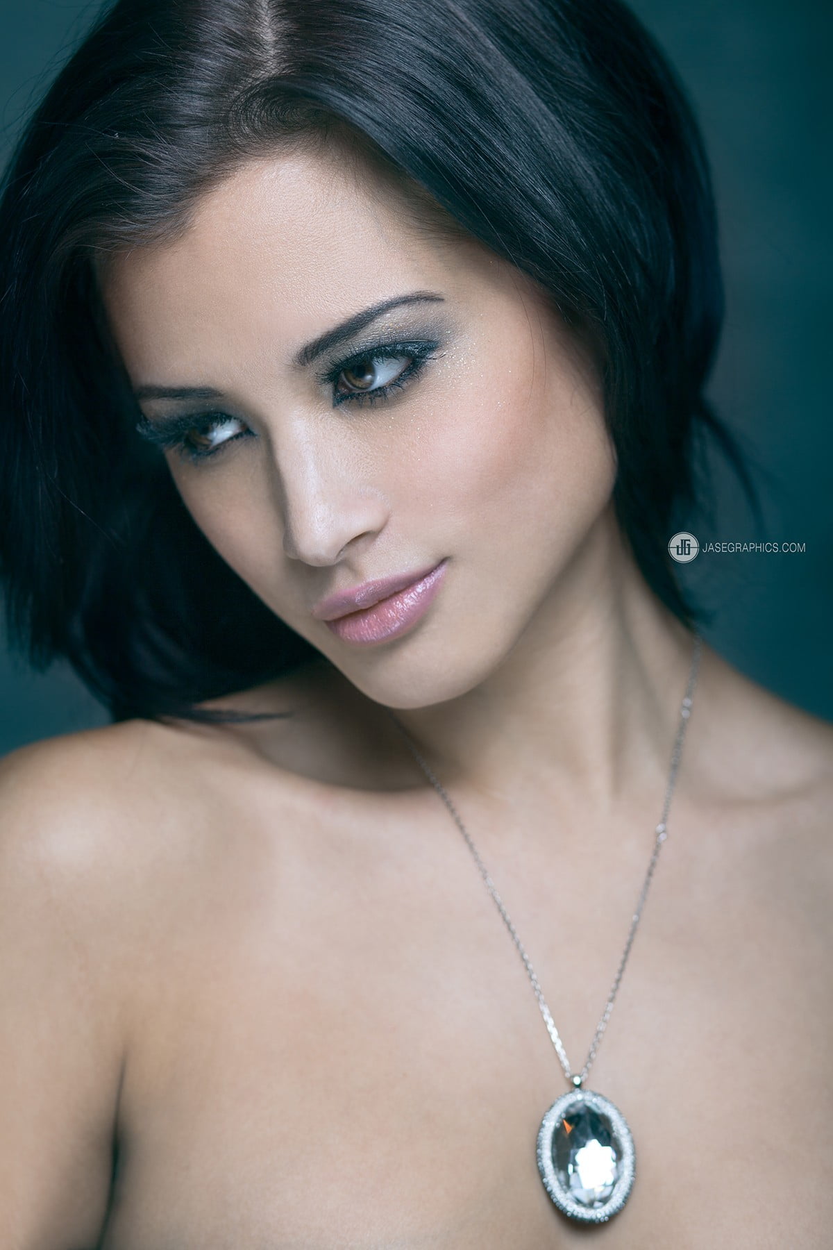 adult, jewelry, model, make-up, personal accessory, luxury, women, 720P, wearing, young adult, eyeliner, face, beautiful woman, woman, fashion, silver, Phone HD Wallpaper