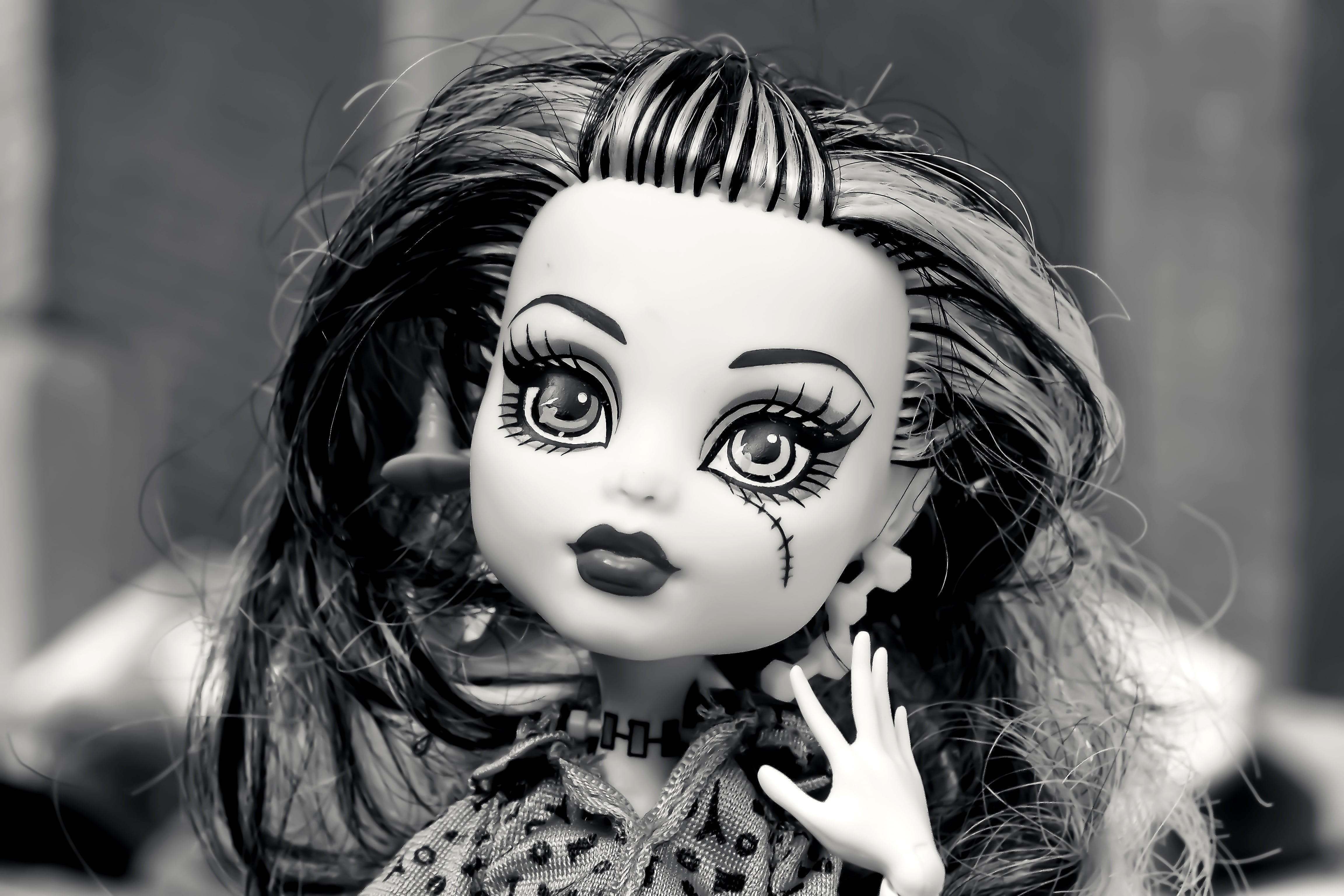 beauty, human body part, undead, women, monster, sans serif, horror, death, people, lifestyles, sw, female likeness, grayscale, looking at camera, toys, HD Wallpaper