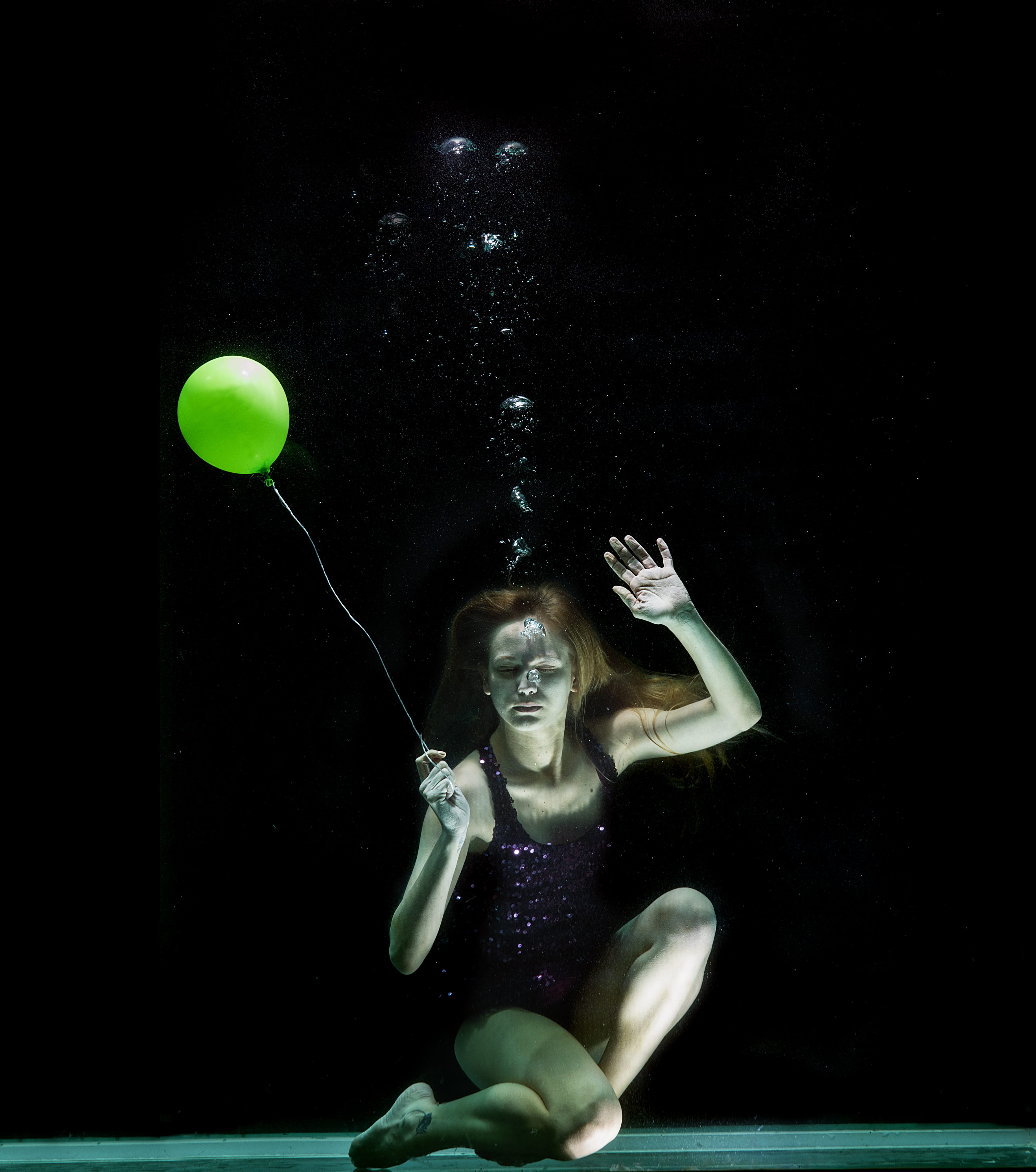 mid-air, deep, girl, leisure activity, underwater, smiling, balloon, model, beauty, woman, aquarium, person, indoors, life, concept, happiness, adult, young adult, Phone HD Wallpaper
