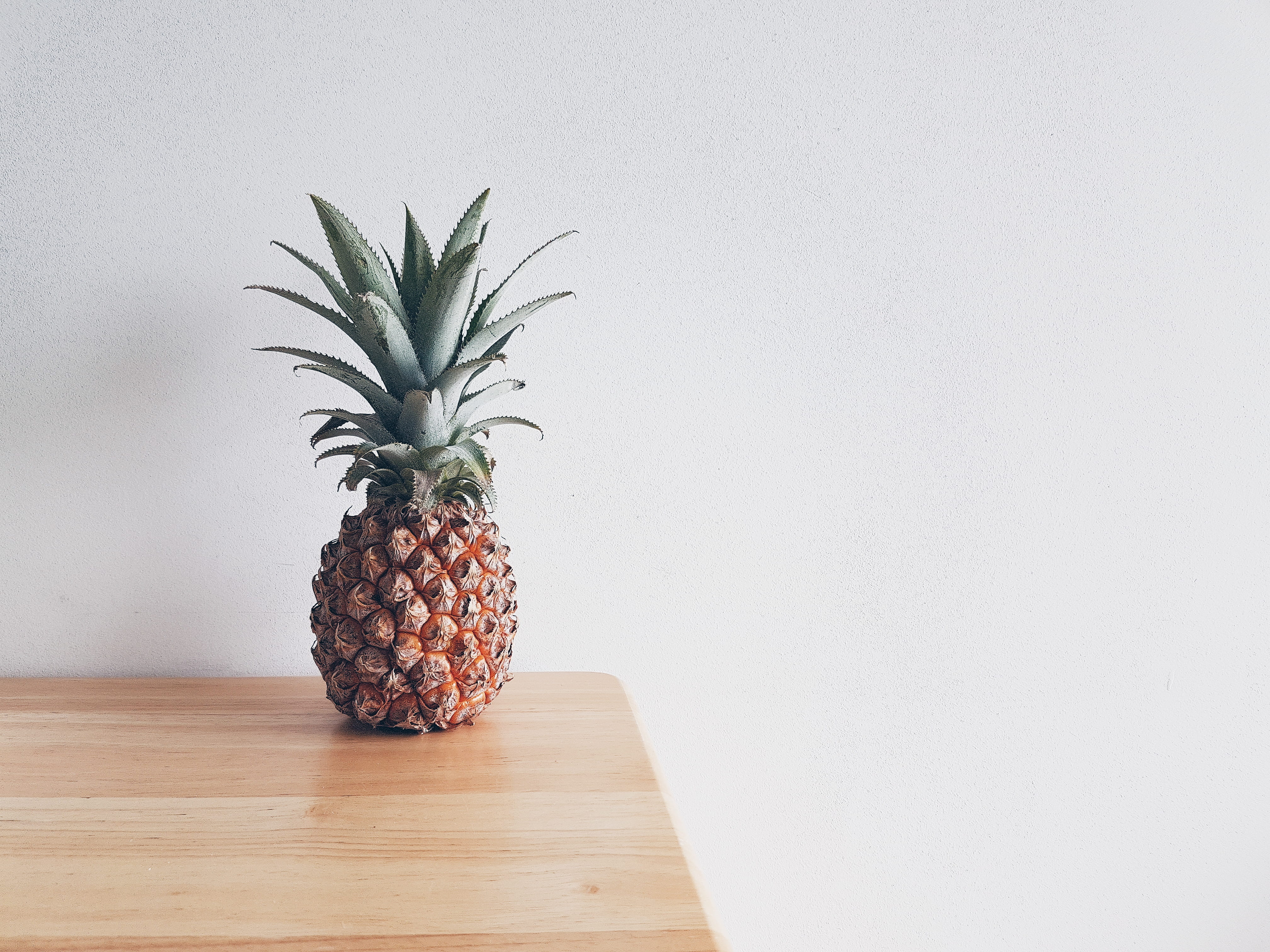 wood table, indoors, wall - building feature, minimalist, plant, food, interior, red, n, minimal, healthy eating, sweet, food art, tropical fruit, freshness, HD Wallpaper