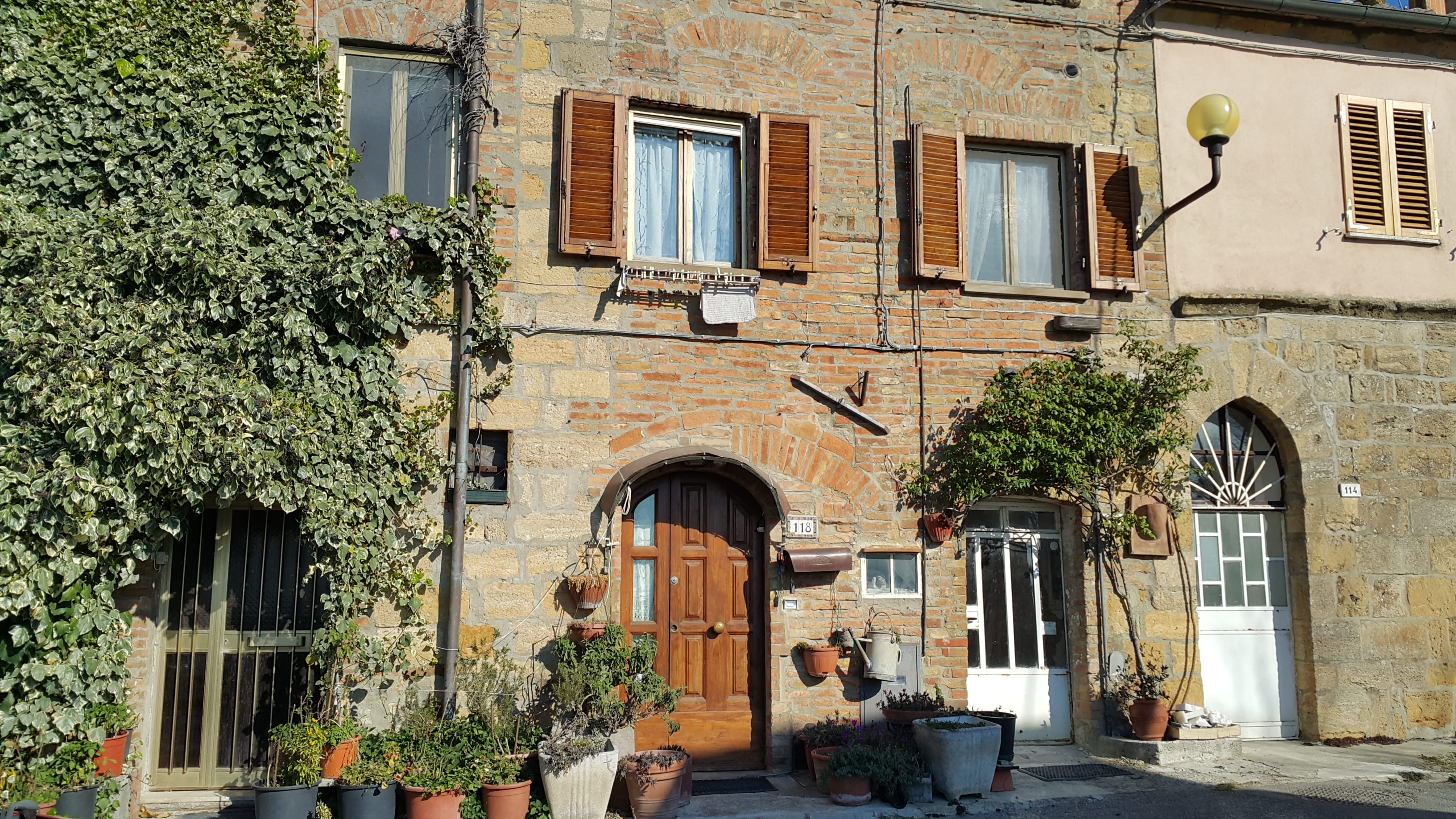 italy, old, shutters, building, window, residential district, curtain, tree, no people, pottery, architecture, arch, 2K, day, window shade, entrance, jar, HD Wallpaper