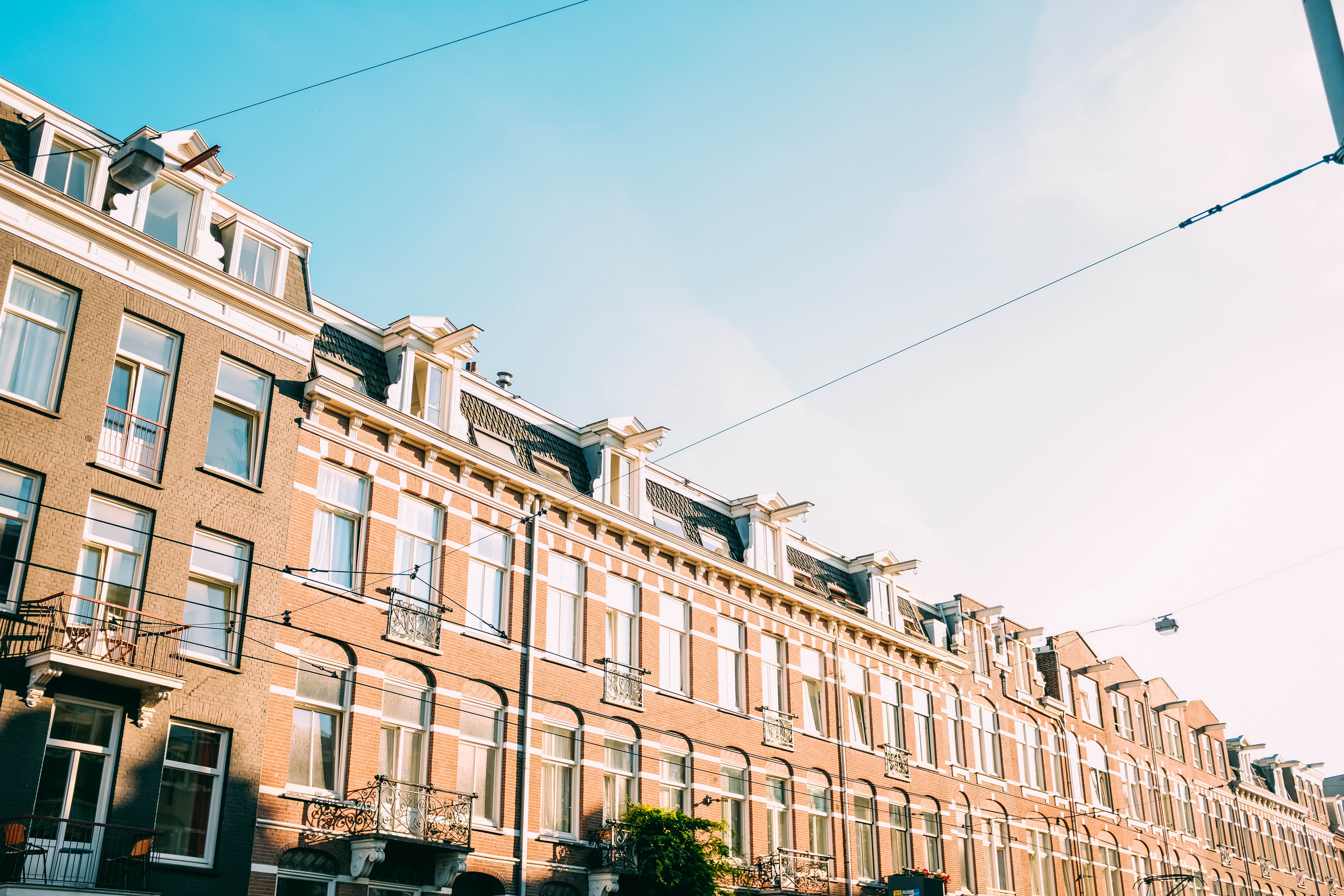maison, low angle view, houses, street light, building, residential district, city life, amsterdam, row house, city, line, house, sunlight, apartment, sun, HD Wallpaper