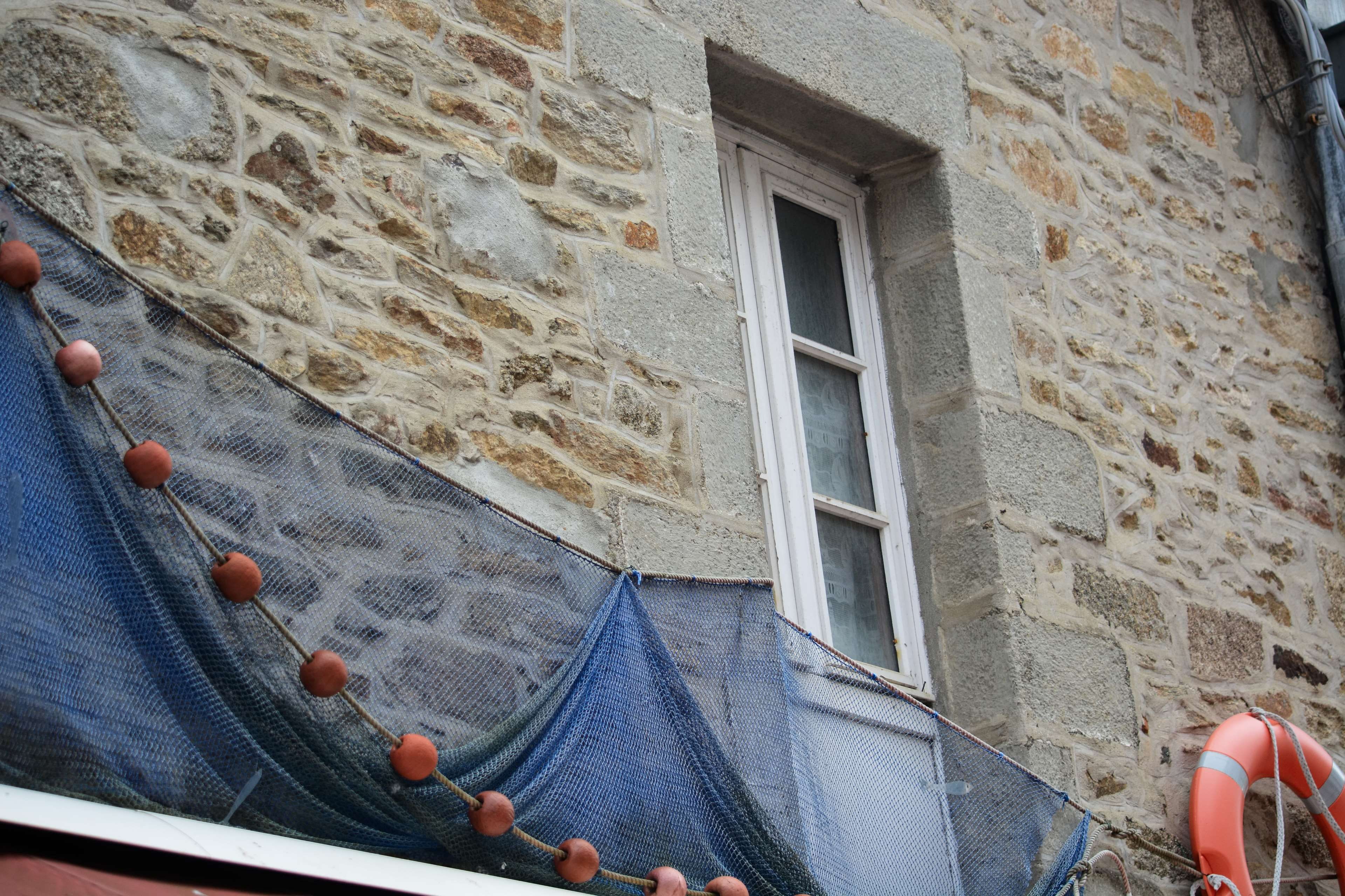 decoration, real people, one person, nature, fenetres, day, bleu, transparent, village, built structure, building exterior, rue, filets, 4K, low angle view, HD Wallpaper