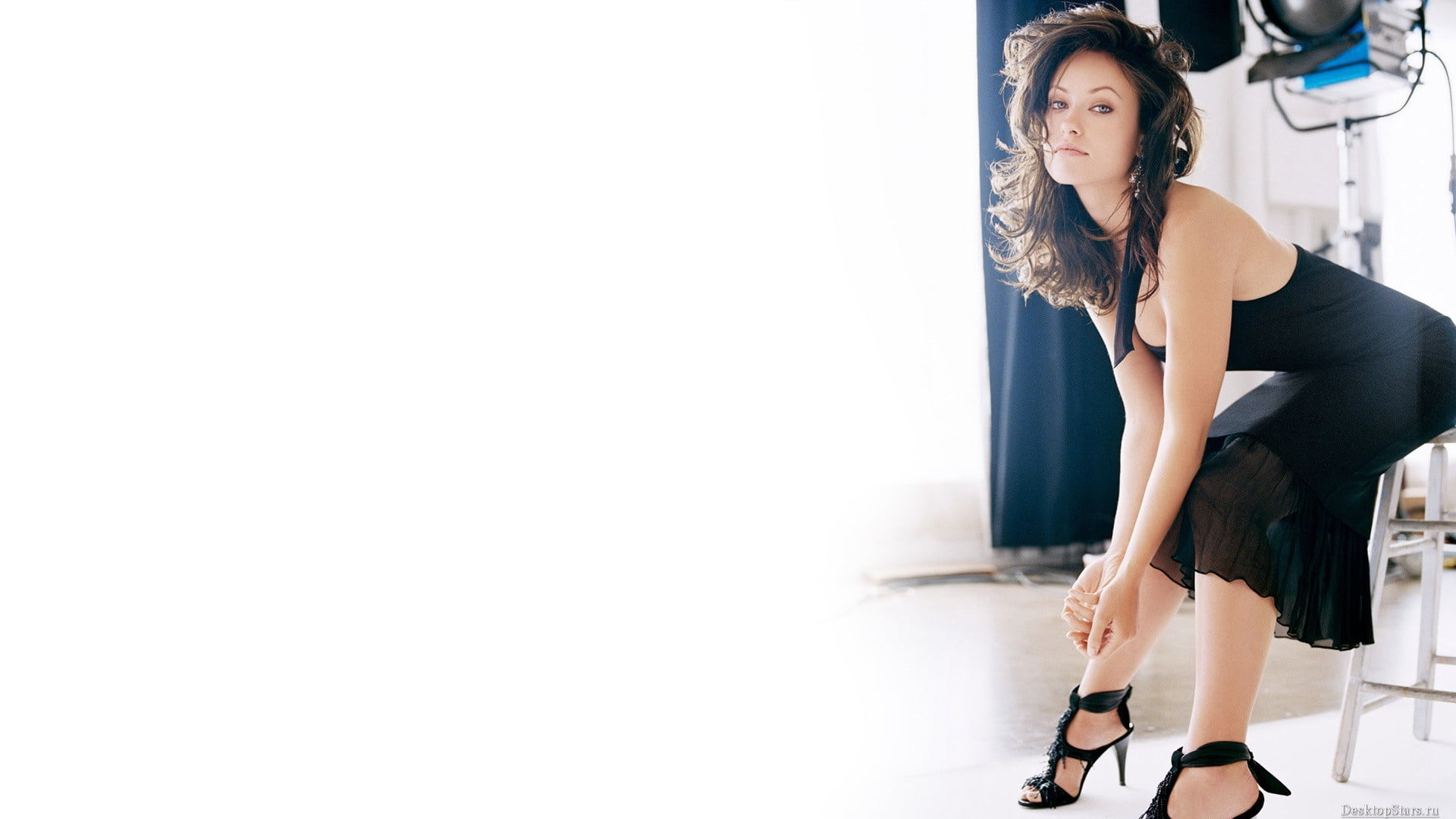 young adult, 1080P, black, hairstyle, beauty, one person, adult, females, actress, glamour, women, Olivia Wilde, shoe, beautiful woman, s, simple background, HD Wallpaper