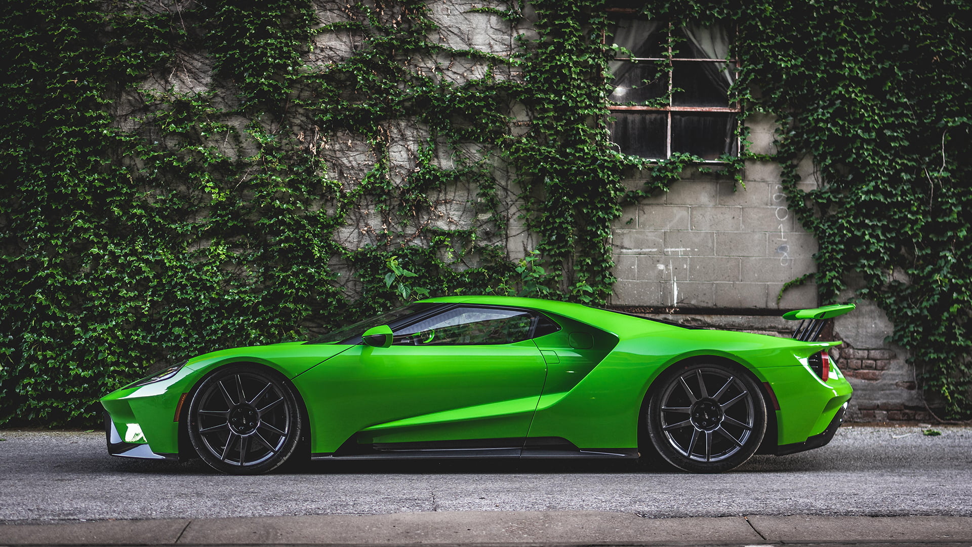 no people, vintage car, growth, garage, plant, nature, day, green color, 2017 Ford GT, retro styled, street, outdoors, motor vehicle, side view, stationary, HD Wallpaper