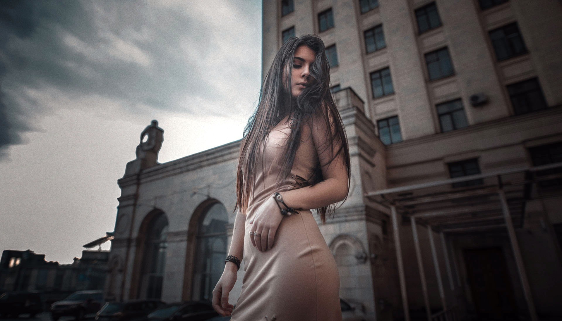 young adult, low angle view, sky, building exterior, dress, portrait, one person, beautiful woman, built structure, depth of field, cloud - sky, women outdoors, HD Wallpaper
