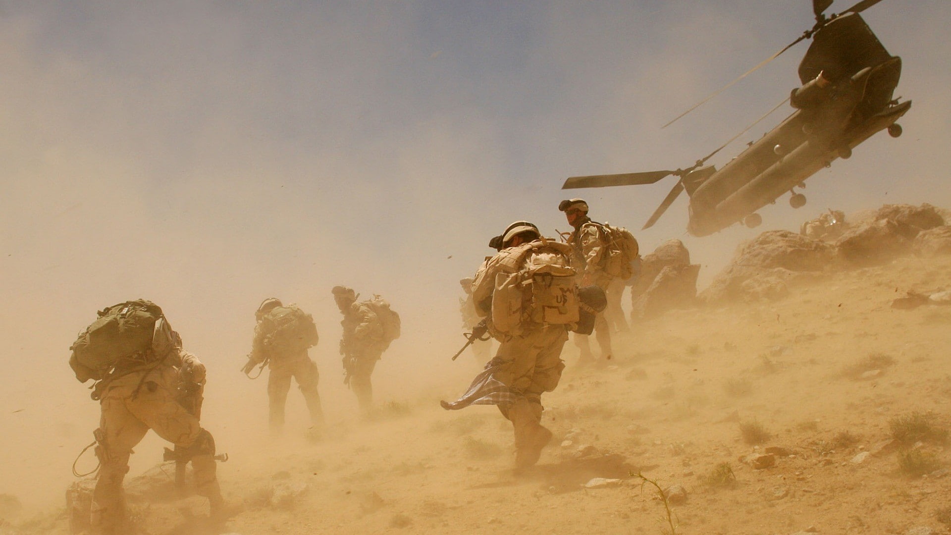 aircraft, real people, rescue worker, day, soldier, armed forces, nature, Boeing CH-47 Chinook, responsibility, sky, outdoors, transportation, people, gun, HD Wallpaper