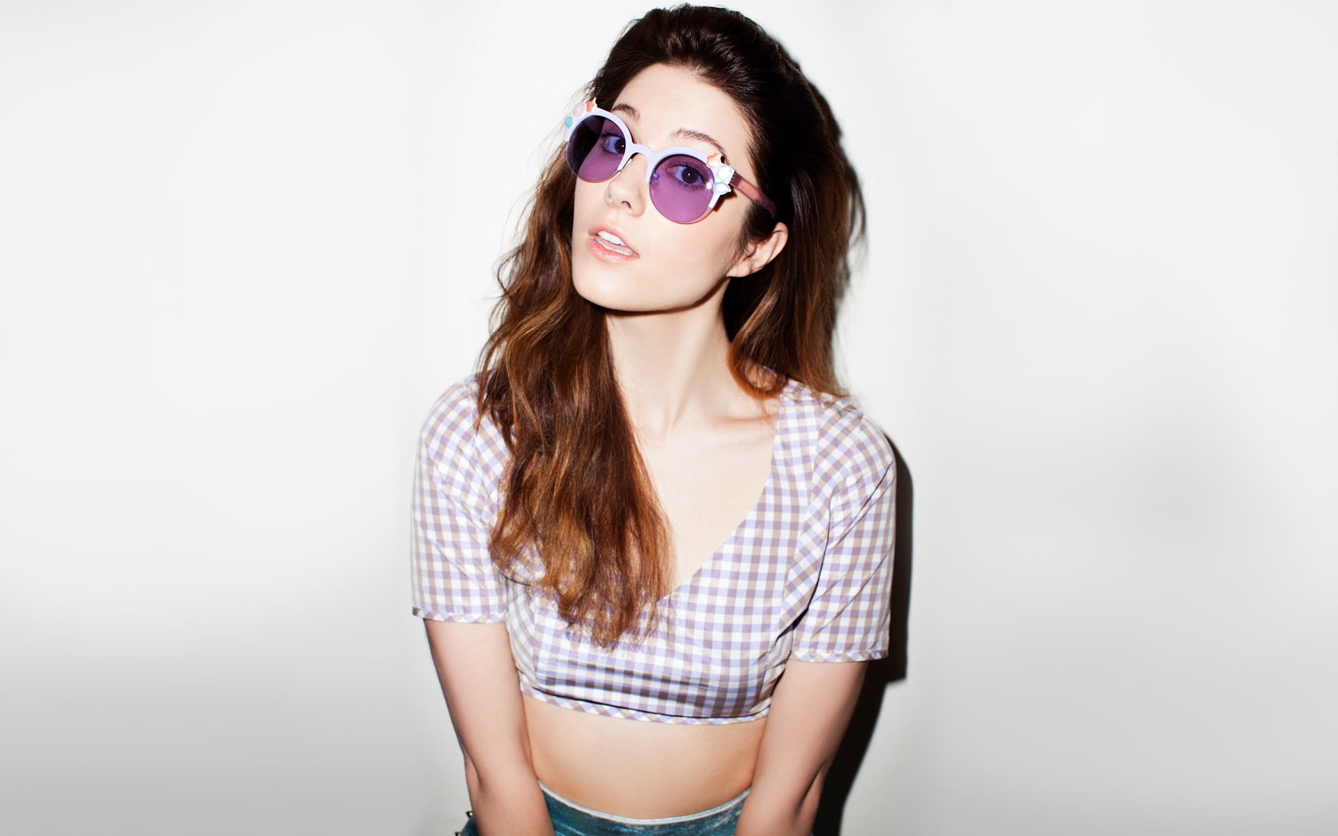 standing, teenager, fashion, one person, sunglasses, brunette, long hair, brown hair, portrait, beauty, simple background, Mary Elizabeth Winstead, 1080P, HD Wallpaper