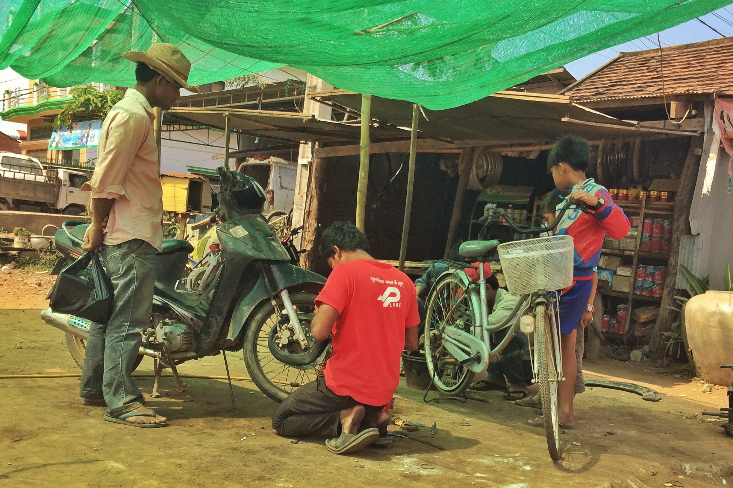 incidental people, cambodia, women, 1080P, repairman, workshop, service, people, bicyclist, men, serviceman, bicycle, kratie, sitting, occupation, fix, HD Wallpaper