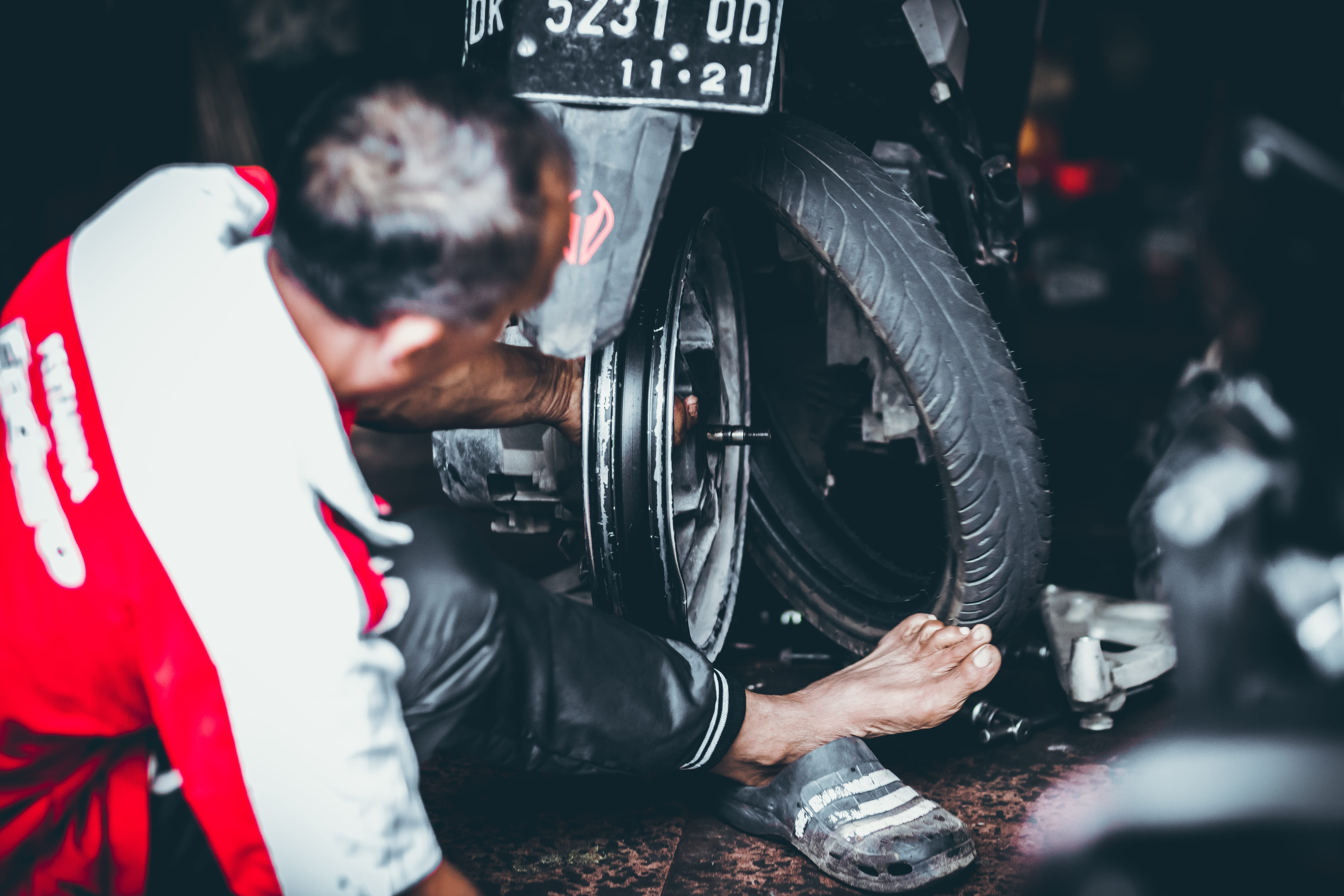 mechanic, males, adult, mechanical, changing, motorbike, wear, scooter, installation, land vehicle, gear, motor, technician, mature adult, bicycle, shopping, HD Wallpaper