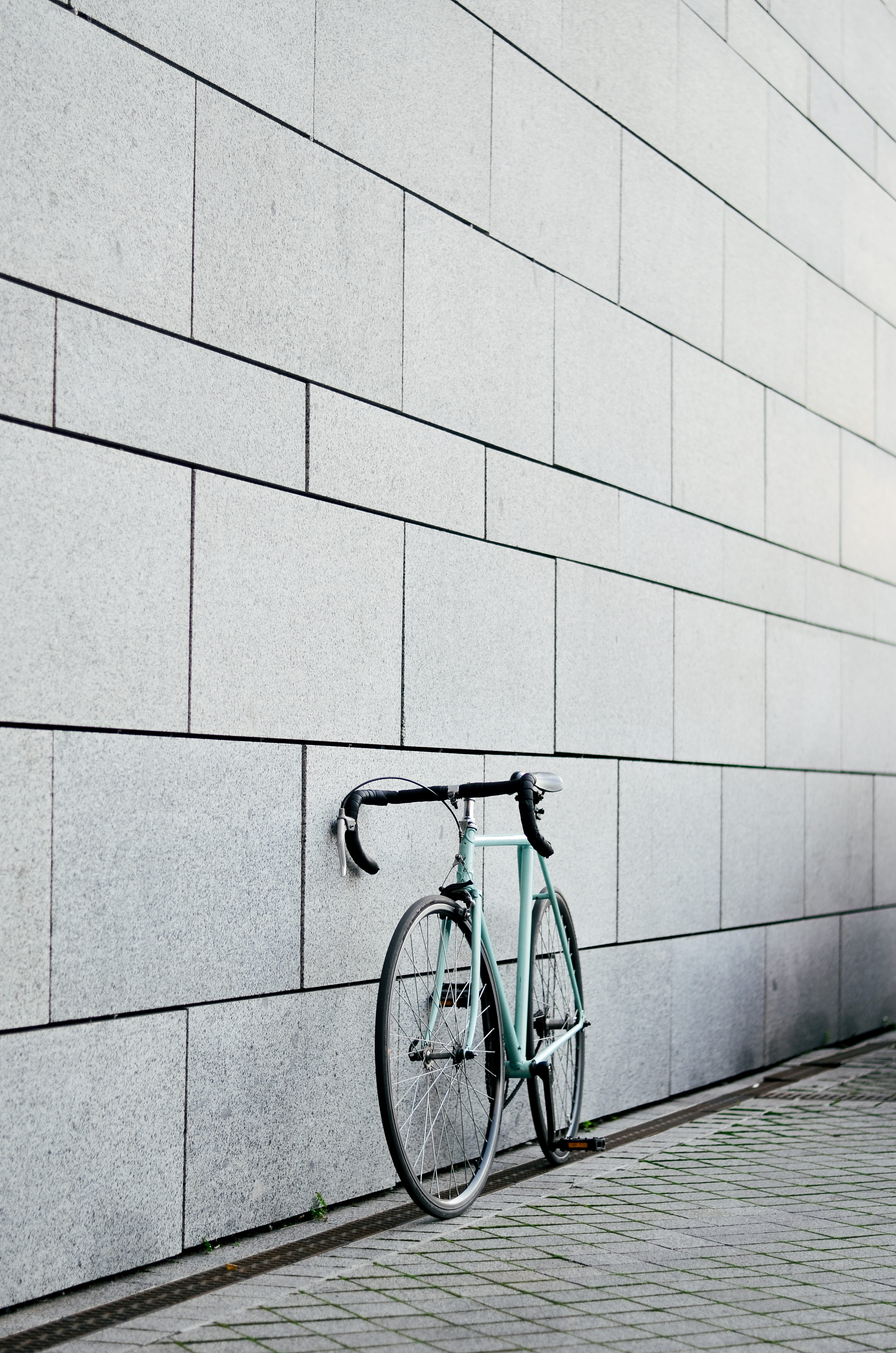 4K, land vehicle, racing, tile, built structure, stationary, mode of transportation, road, sport, fix bike, wall - building feature, blue, wall, travel, Phone HD Wallpaper